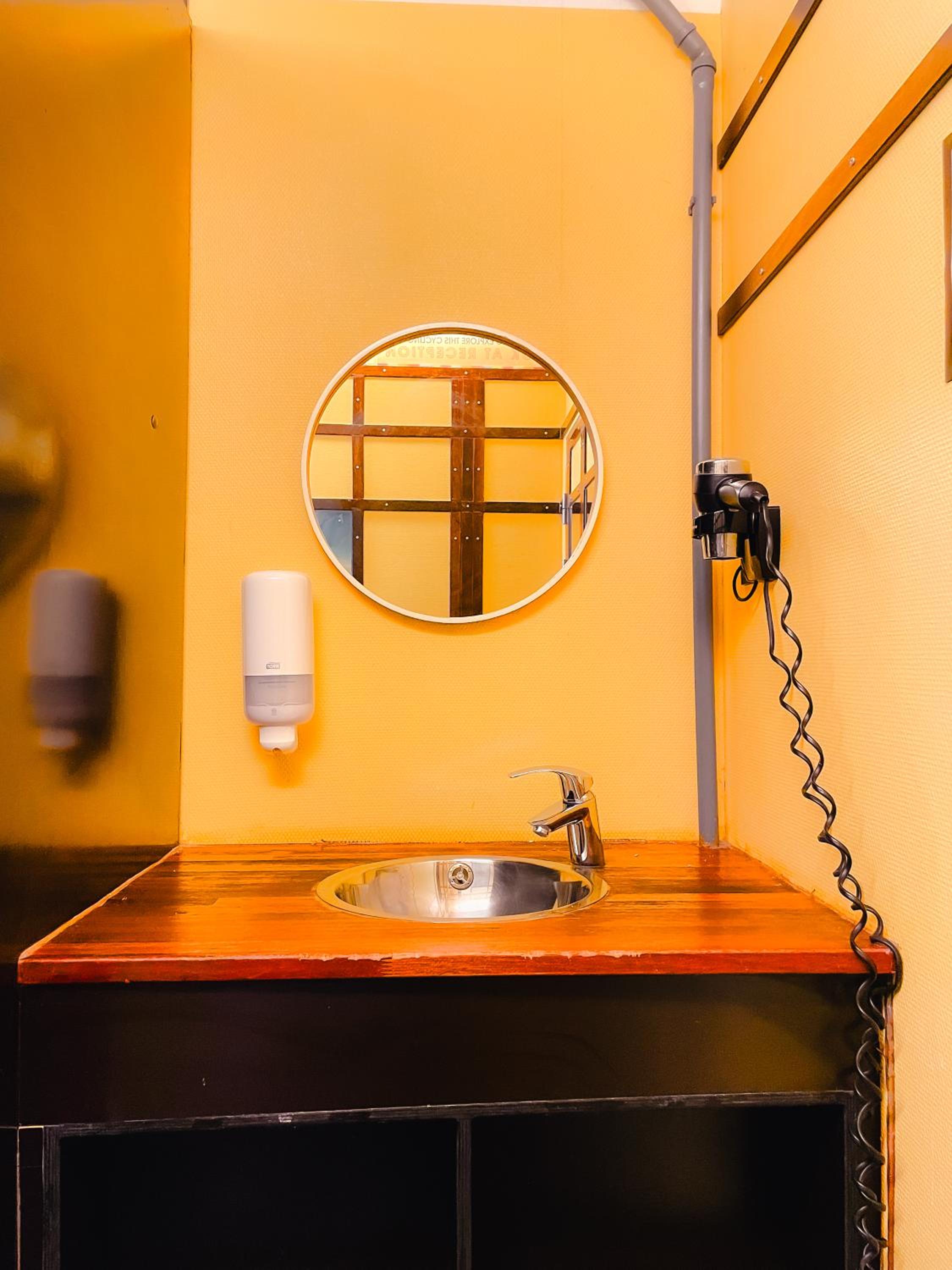 4 Bed Private Room thumbnail 5