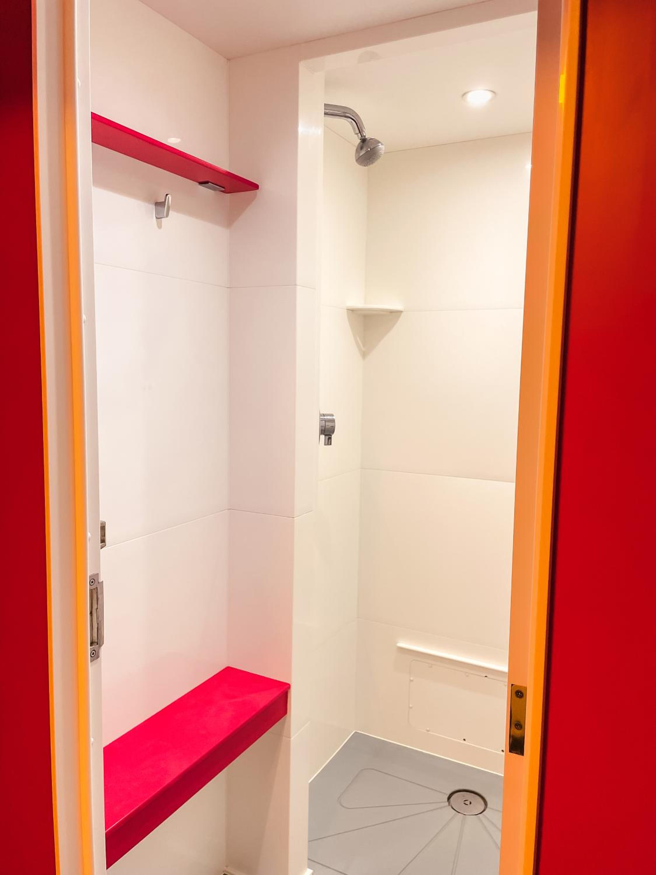 Double bed in a private Capsule (2 pax) - Lower level