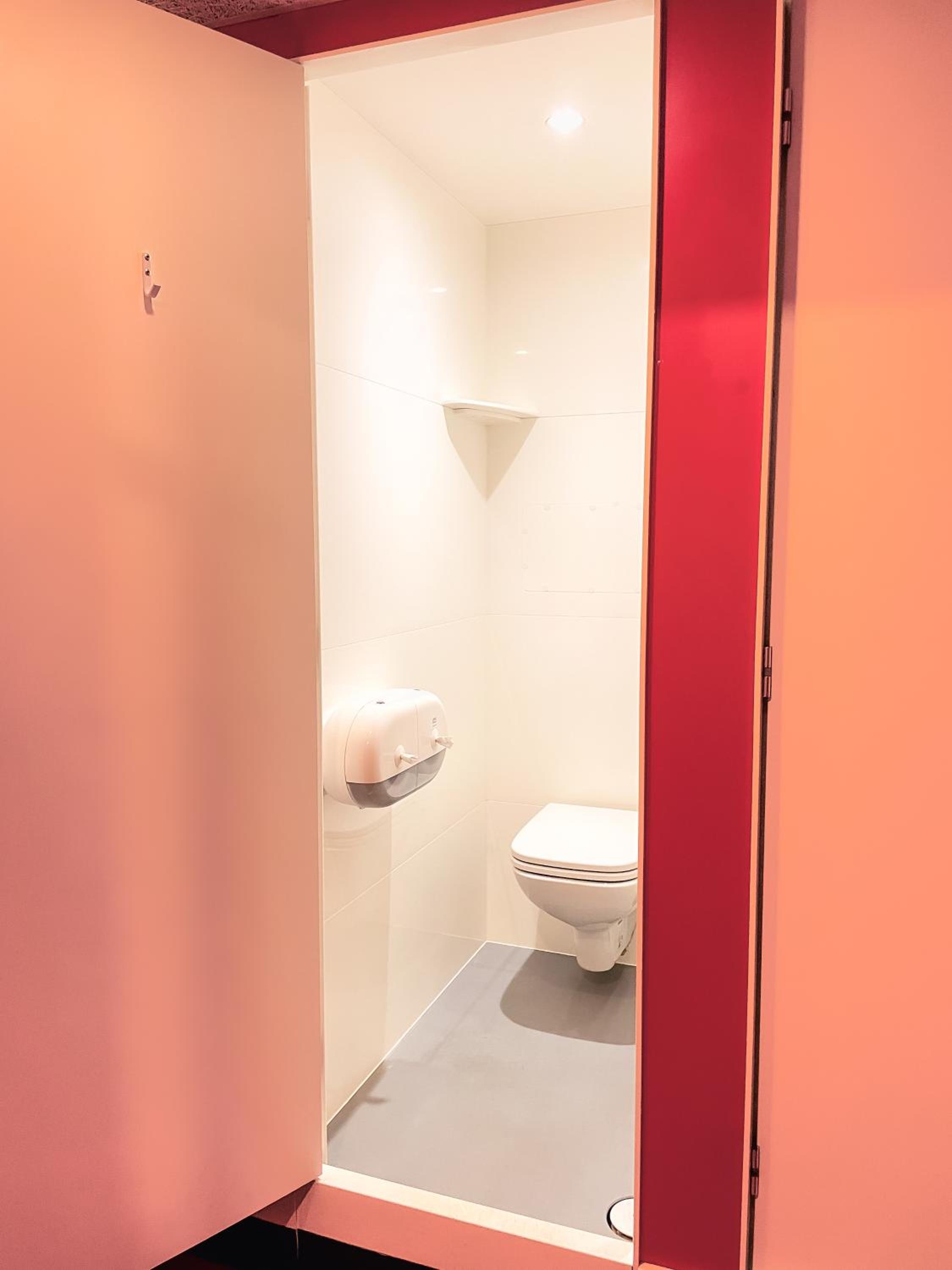 Double bed in a private Capsule (2 pax) - Lower level