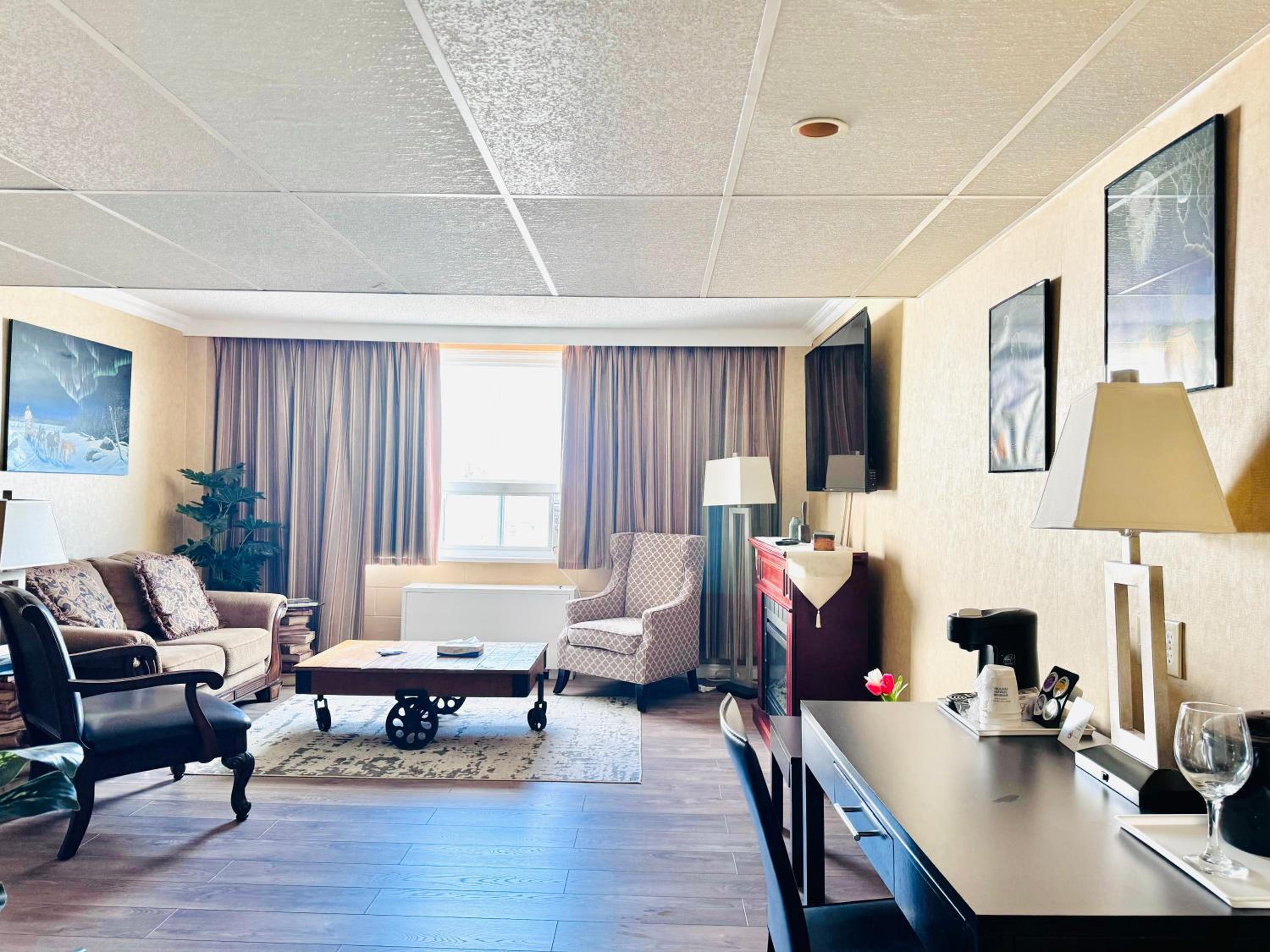 Deluxe King Suite - Non-Smoking - Photo 8