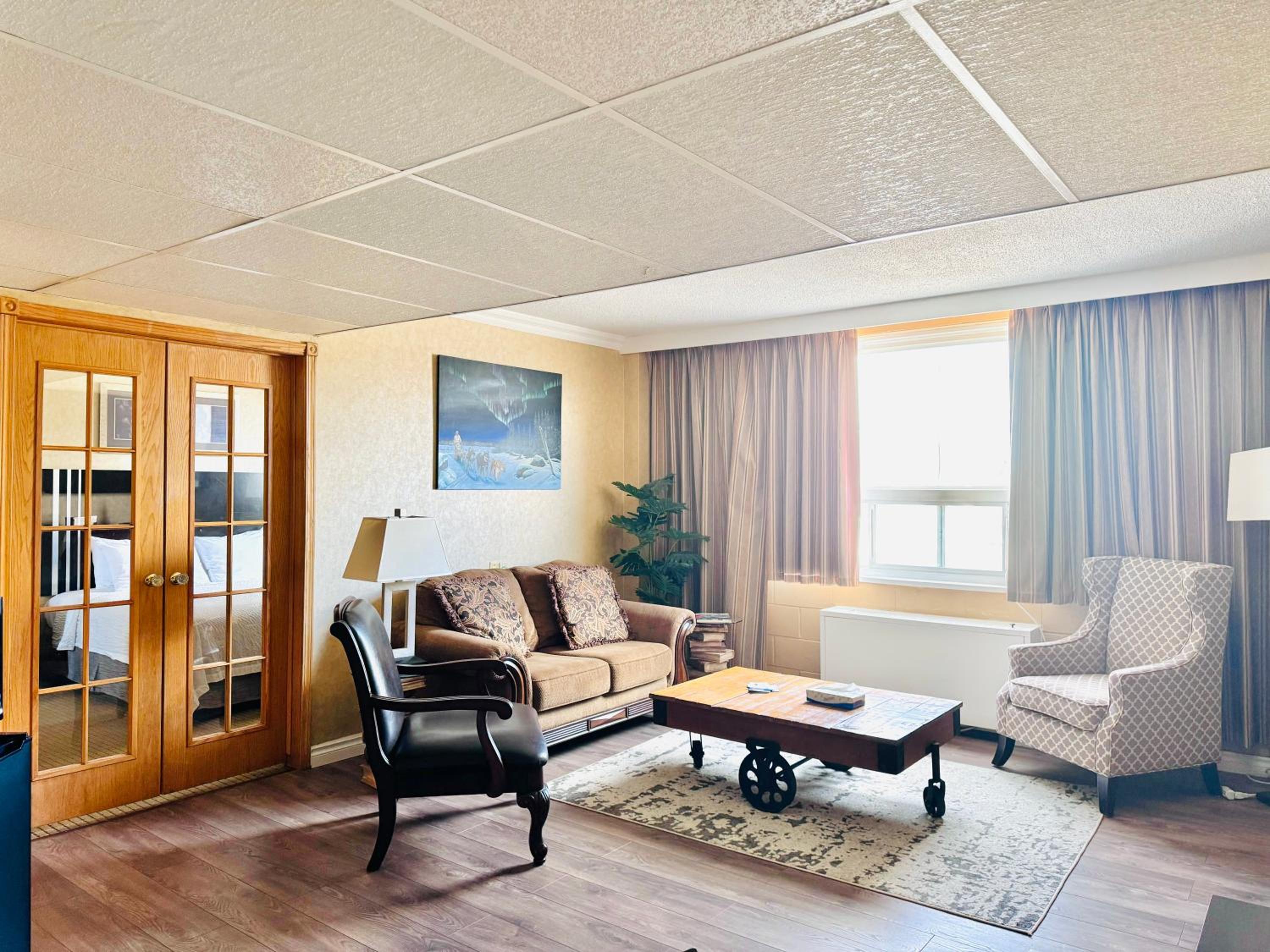 Deluxe King Suite - Non-Smoking - Photo 7