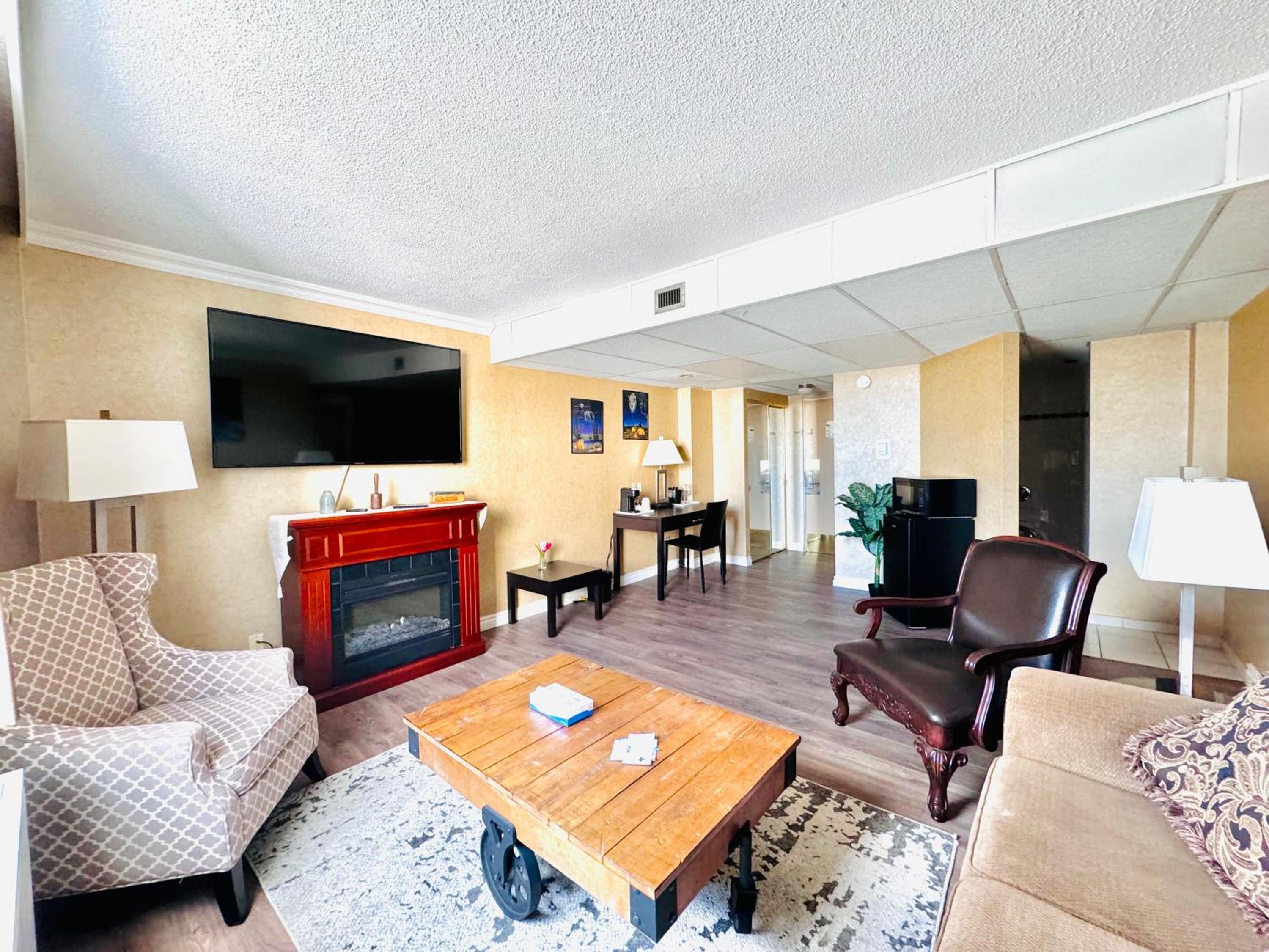 Deluxe King Suite - Non-Smoking - Photo 4