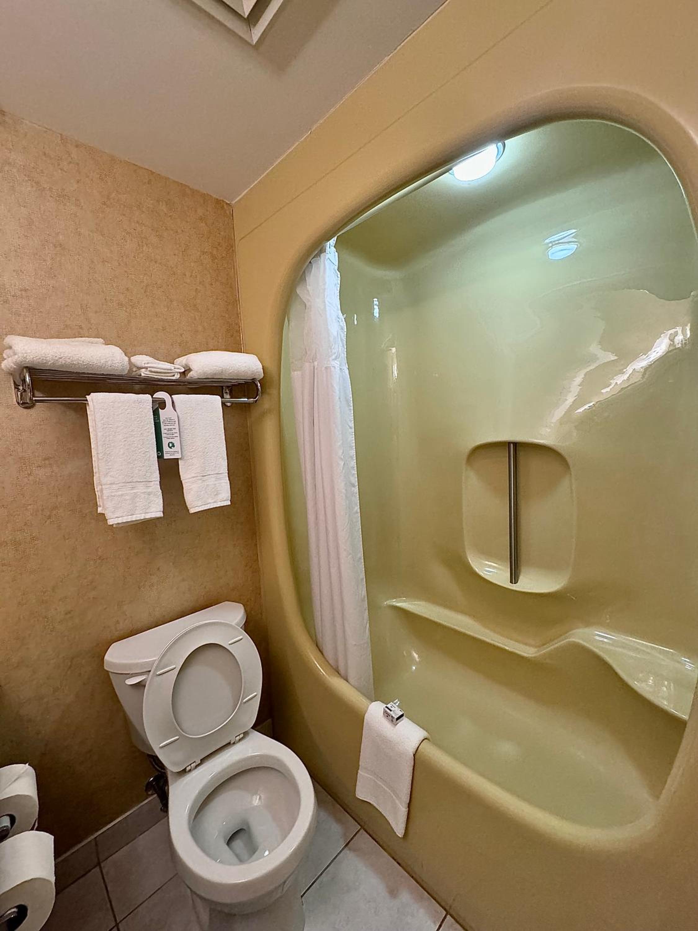 Queen Room - Non-Smoking - Photo 6