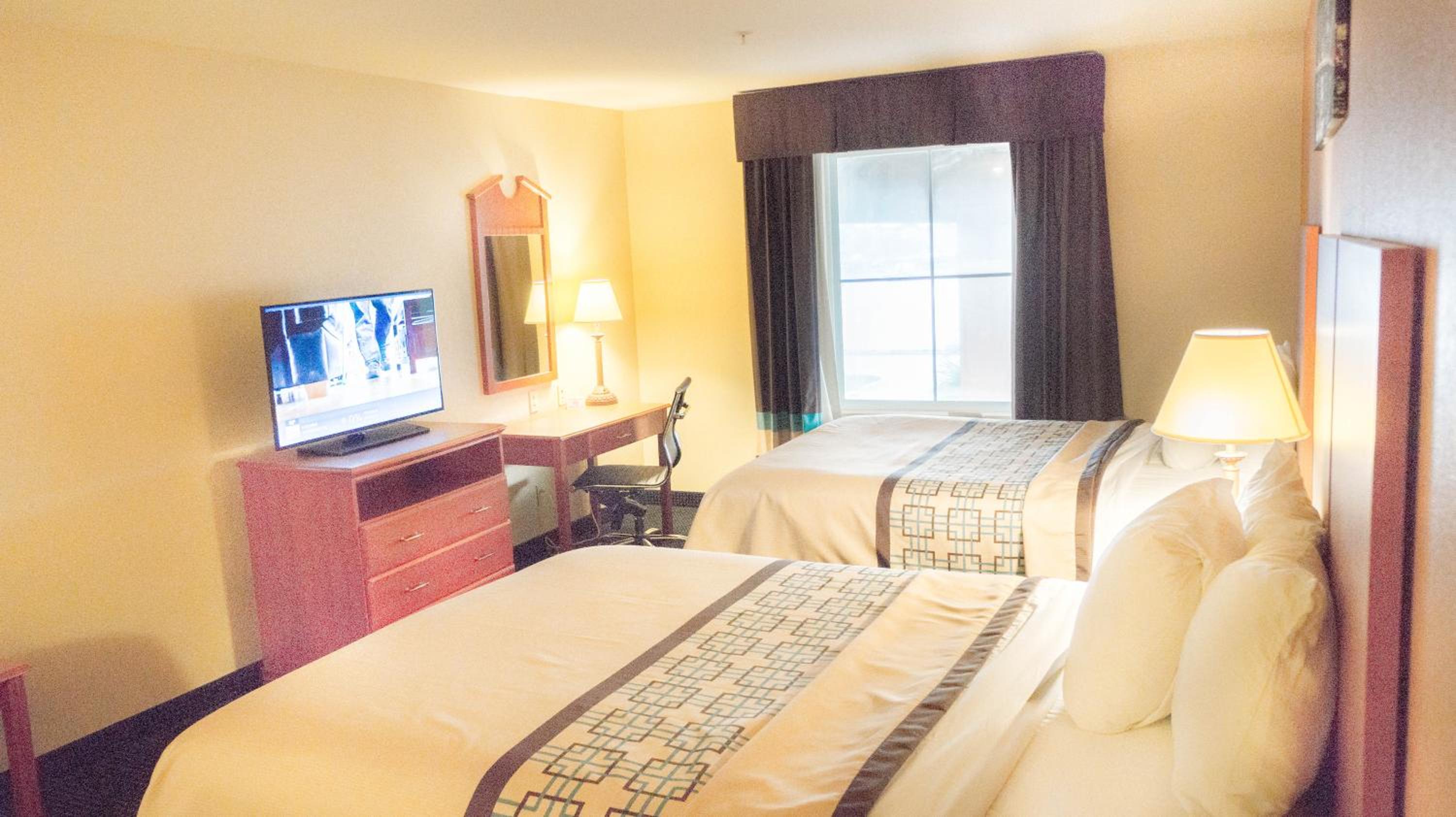Queen Room with Two Queen Beds - Non-Smoking - Photo 2