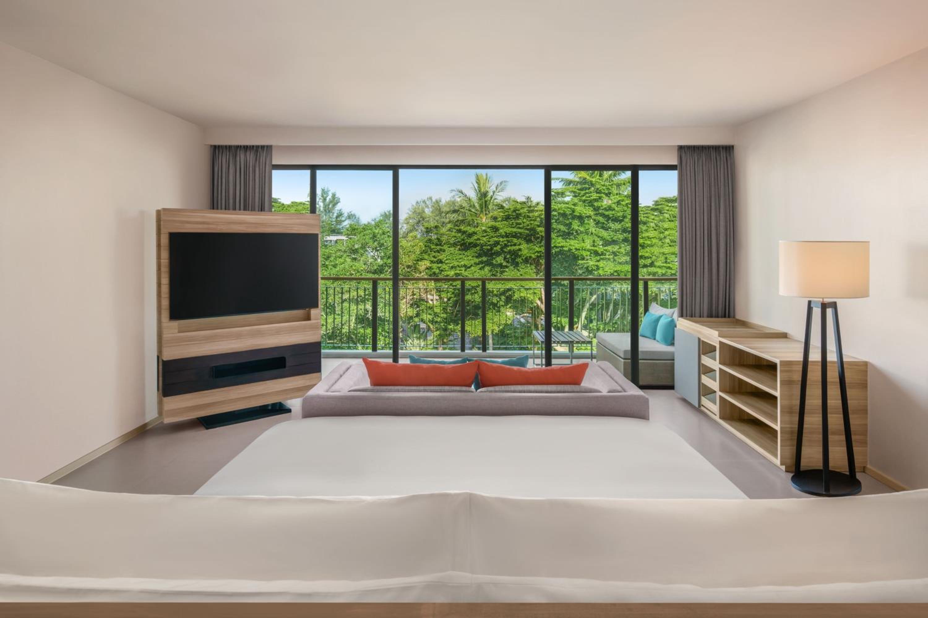 Family Suite with Two Queen Beds and Balcony - Photo 6