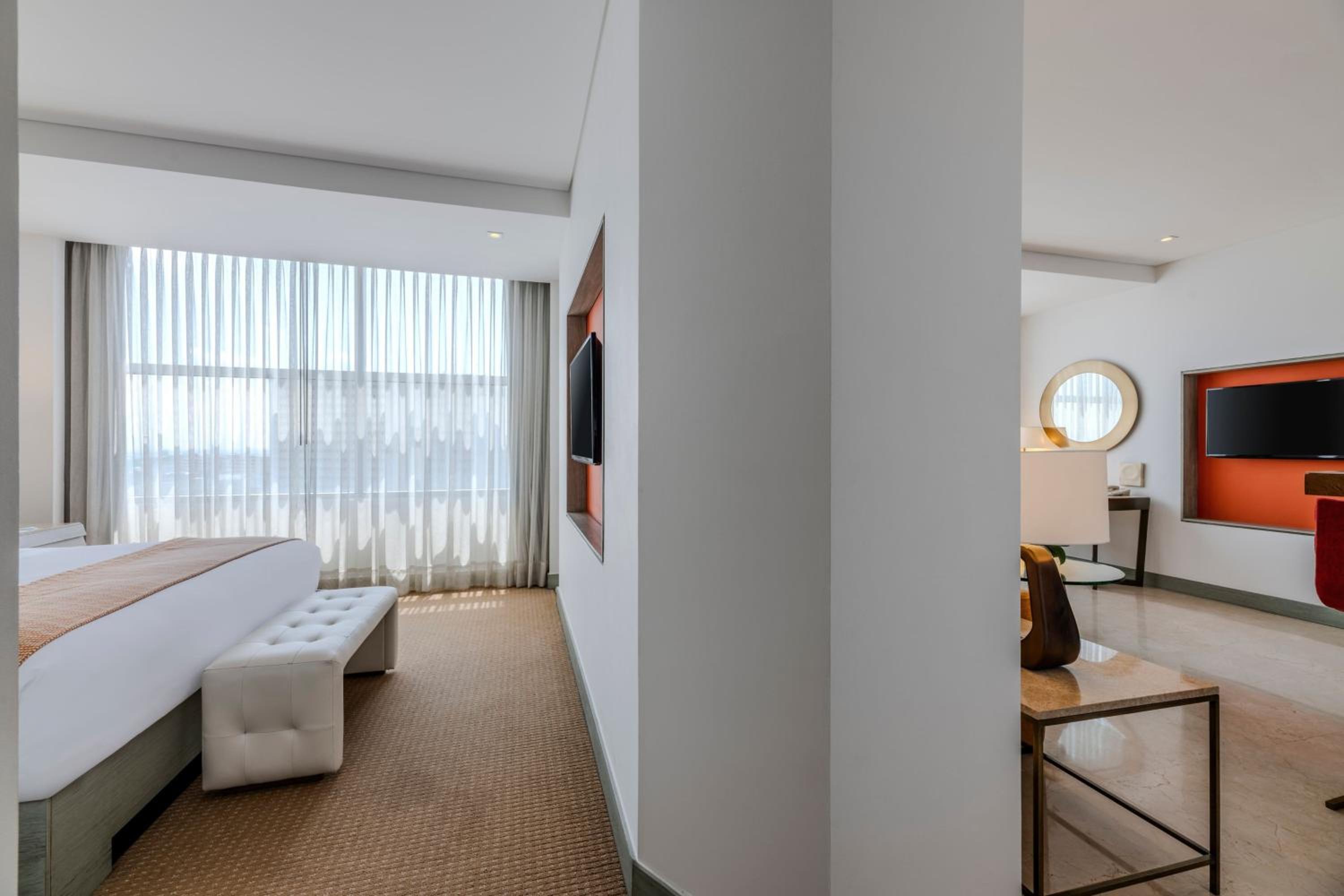 King Studio Suite - Concierge Lounge Access photo 2