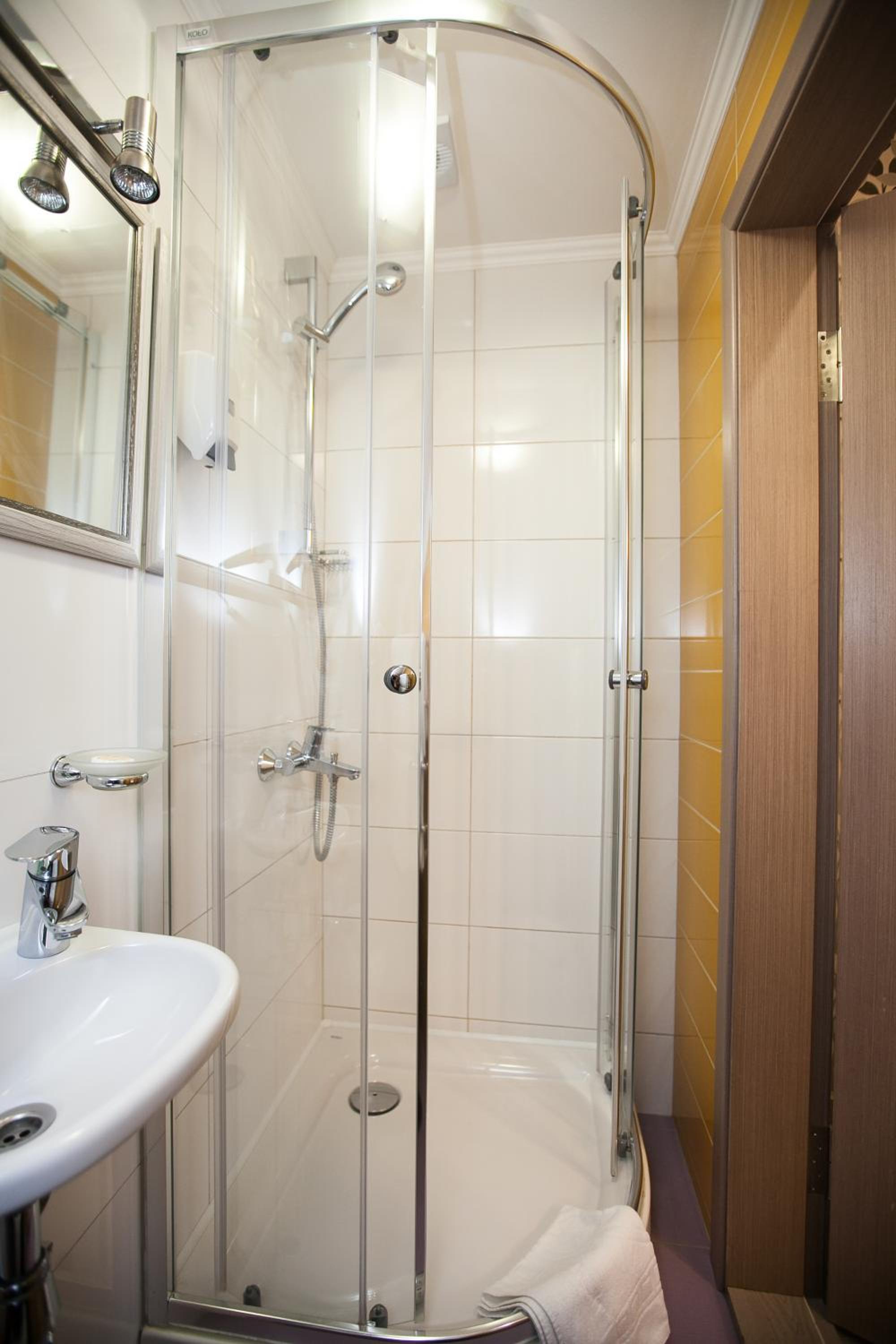Economy Double Room - Basement Floor photo 3