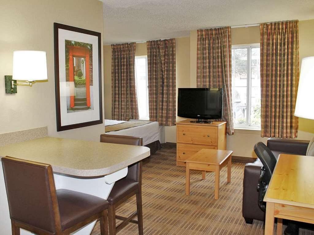 King Suite with Full Kitchen - Non Smoking - Photo 5