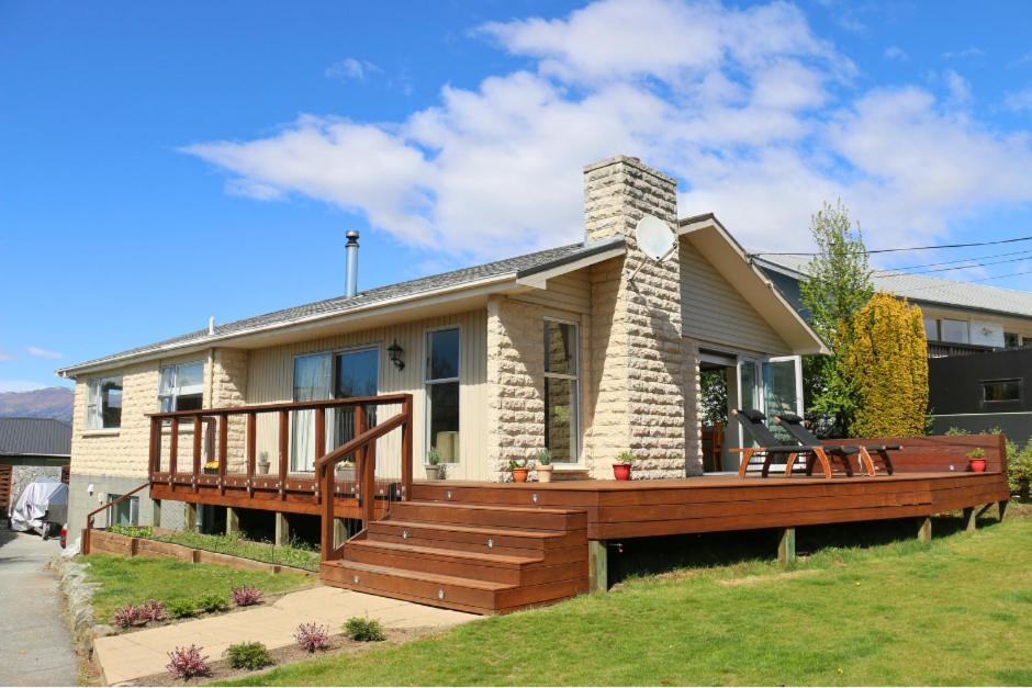 Three-Bedroom House photo 2