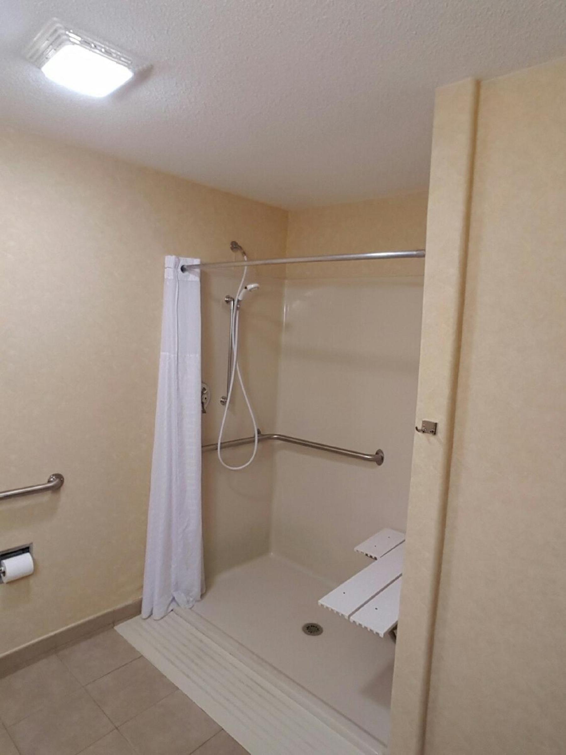 Queen Room - Disability Access - Photo 2
