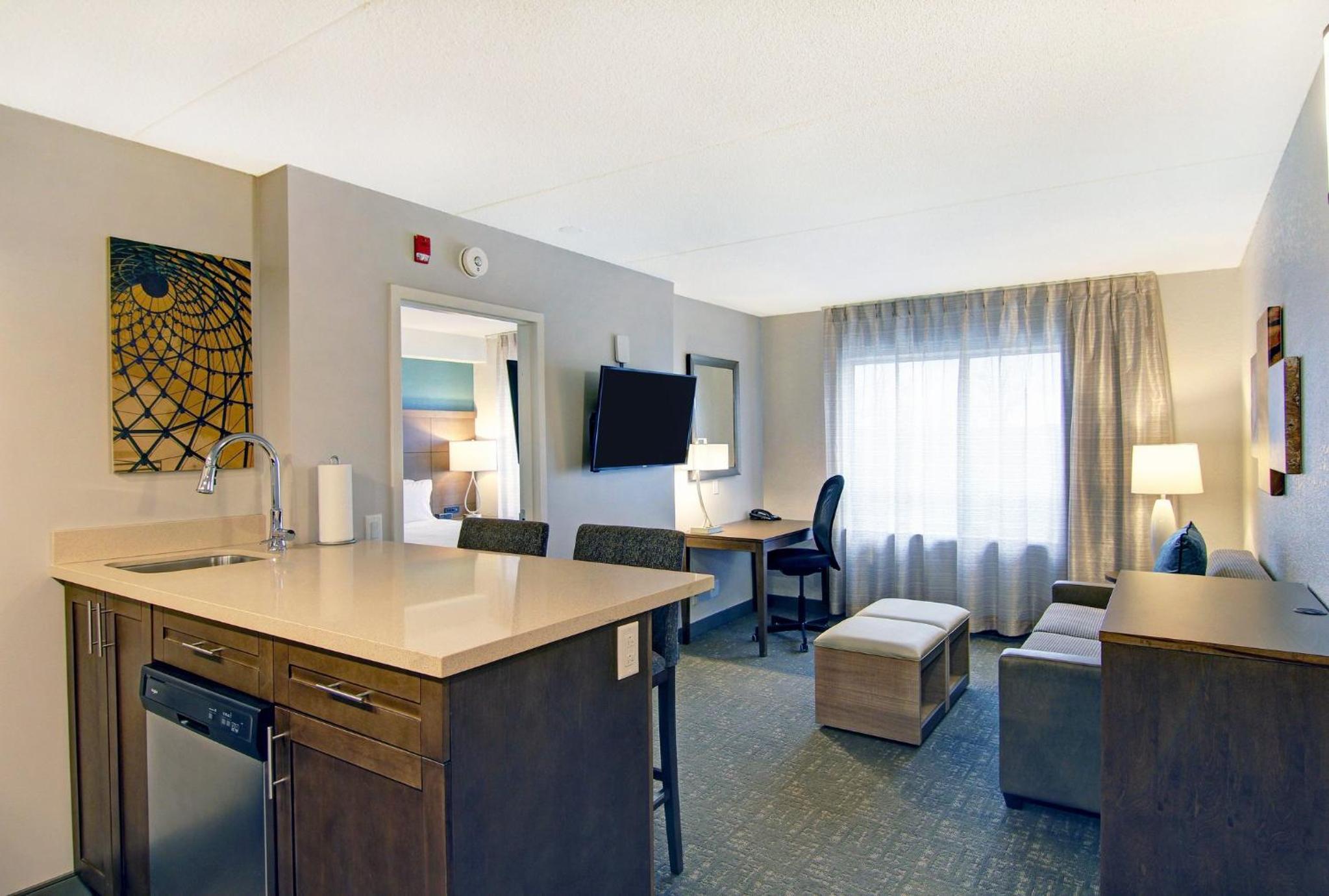 Studio Queen Suite with Sofa Bed - Accessible - Photo 3
