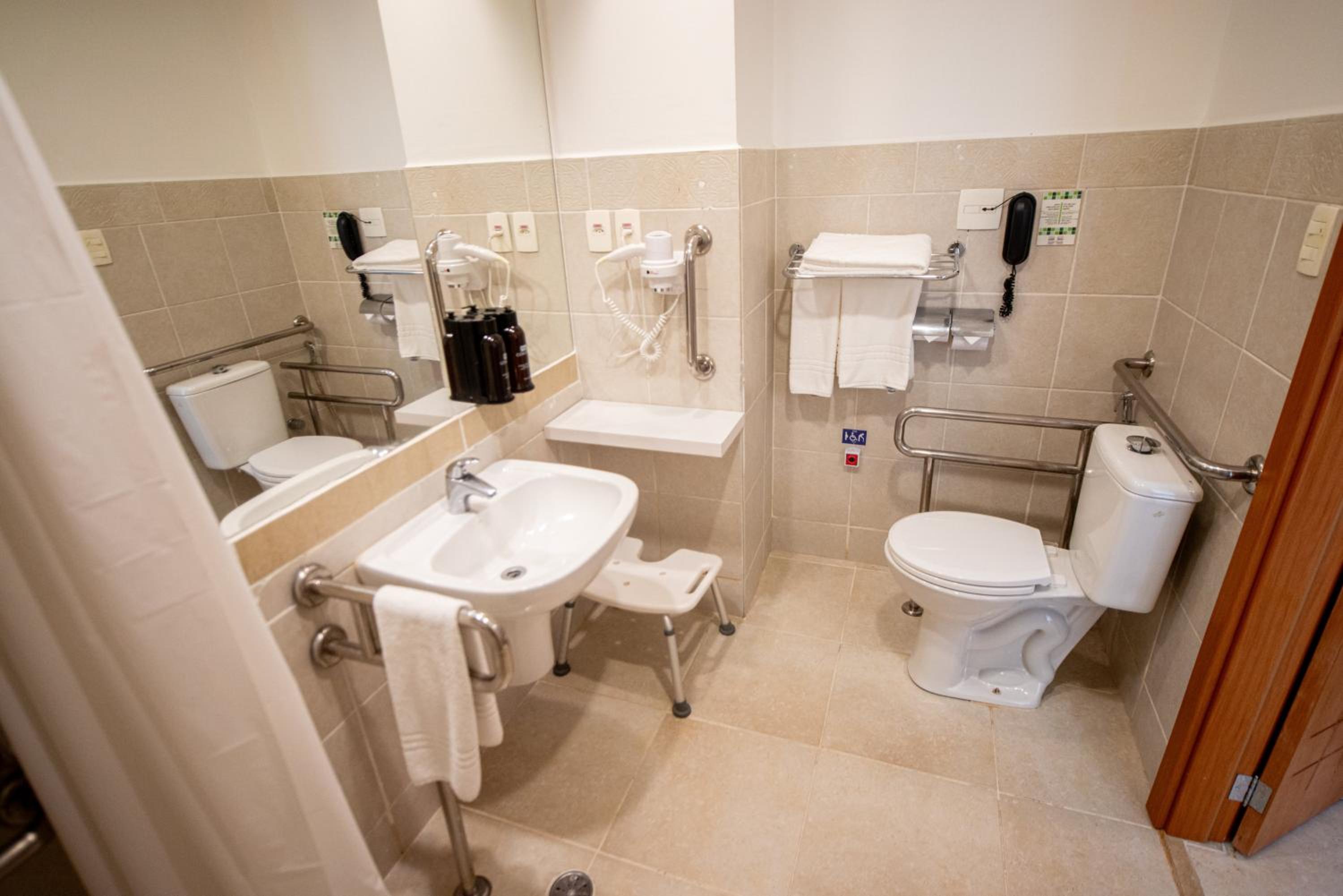 Standard Double Room with Two Double Beds - Disability Access - Photo 2