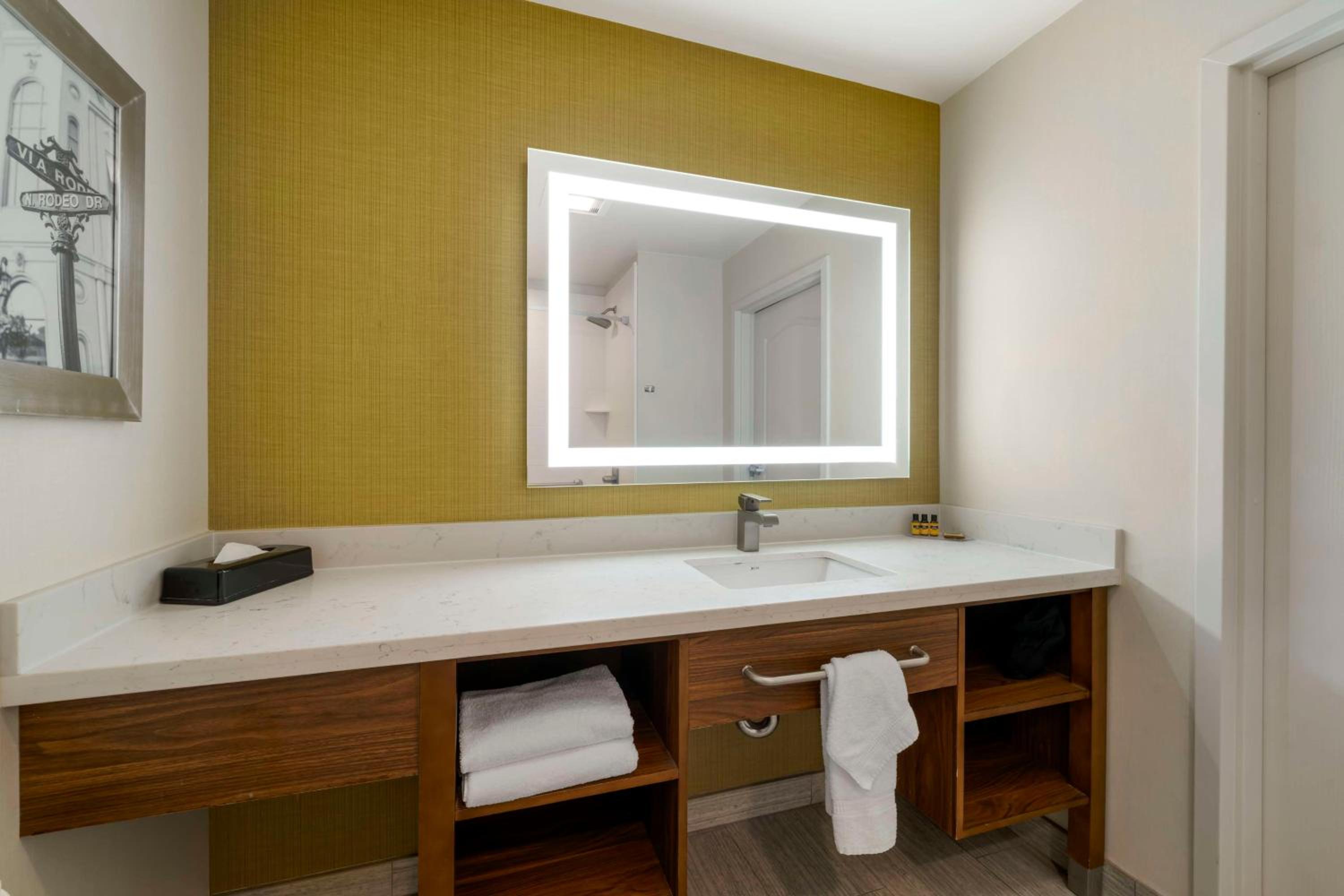 Queen Room with Two Queen Beds and Bath Tub - Disability Access/Non-Smoking