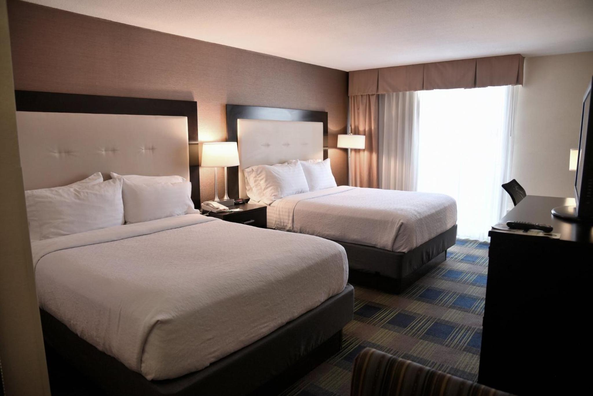 Standard Queen Room with Two Queen Beds - Photo 2