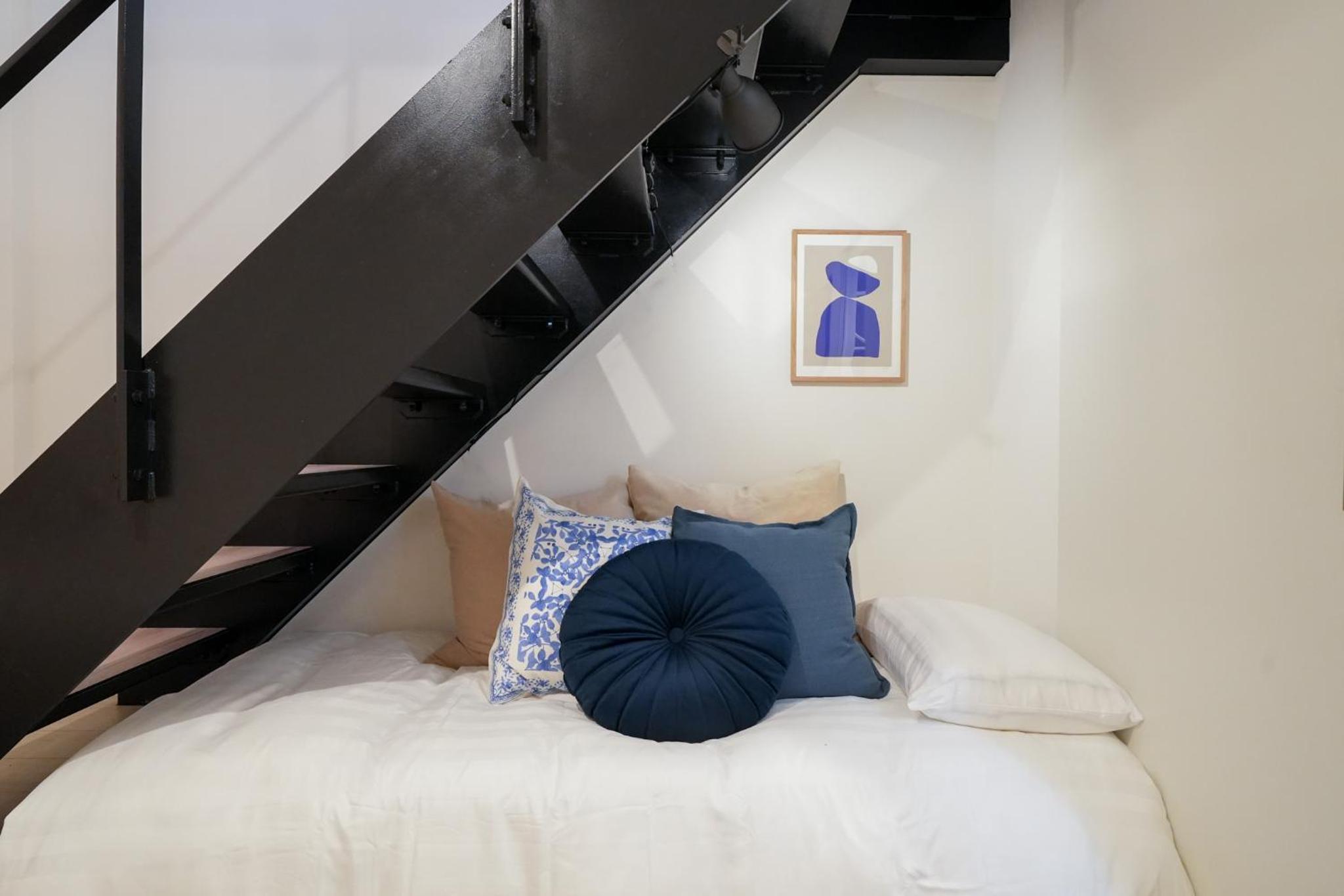 One-Bedroom Apartment photo 2