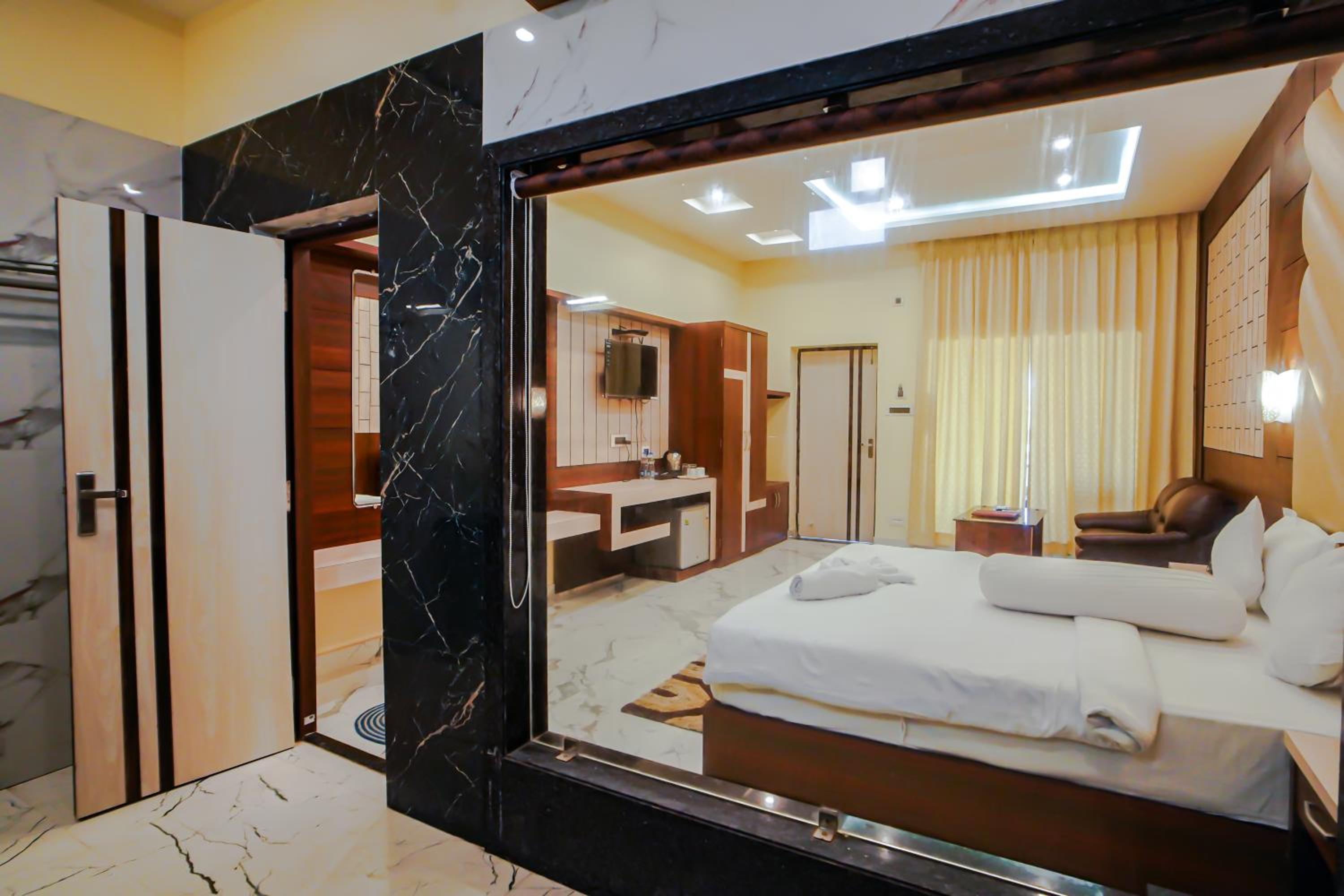 Deluxe Double Room with Balcony photo 3