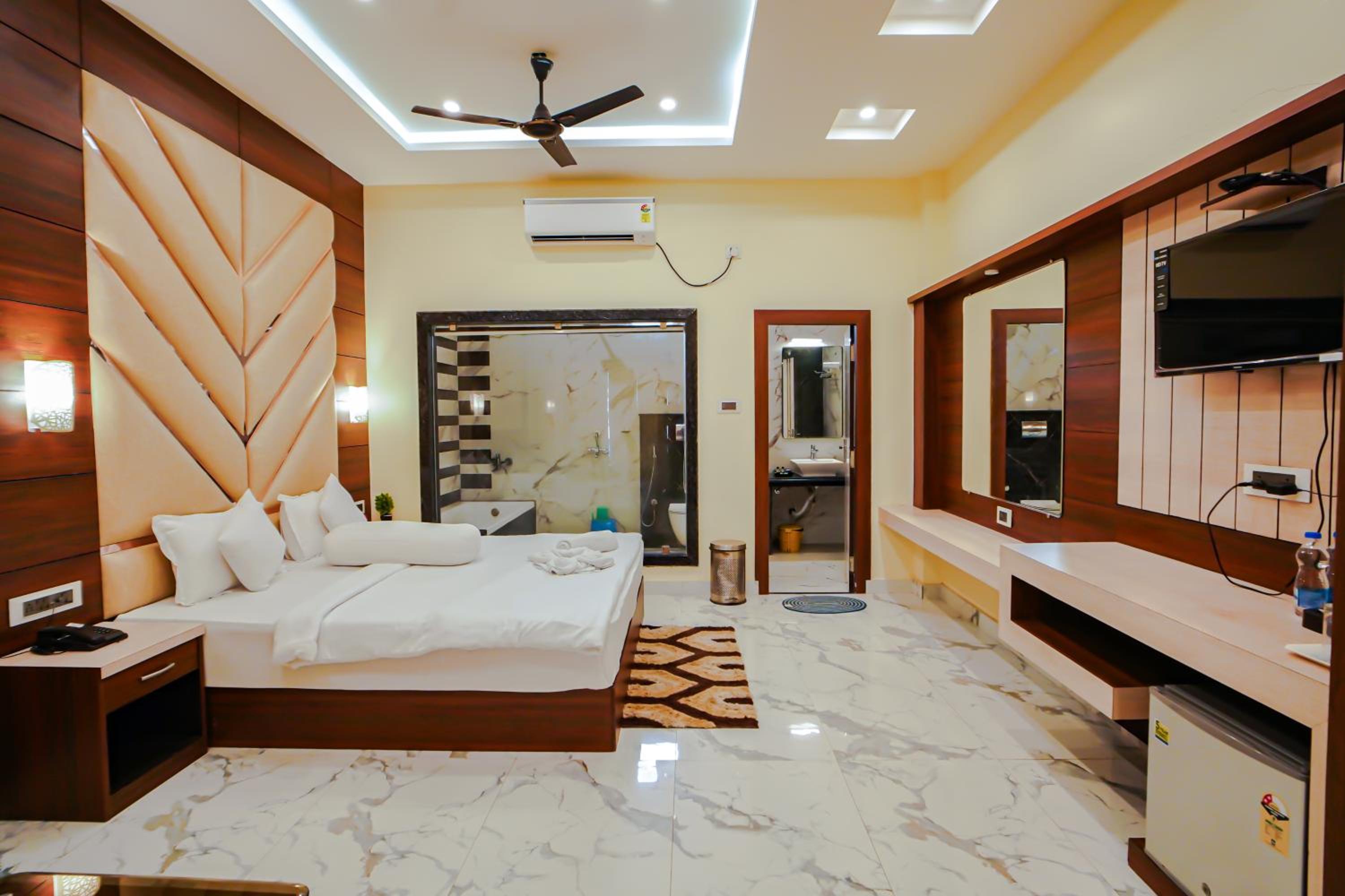 Deluxe Double Room with Balcony photo 1