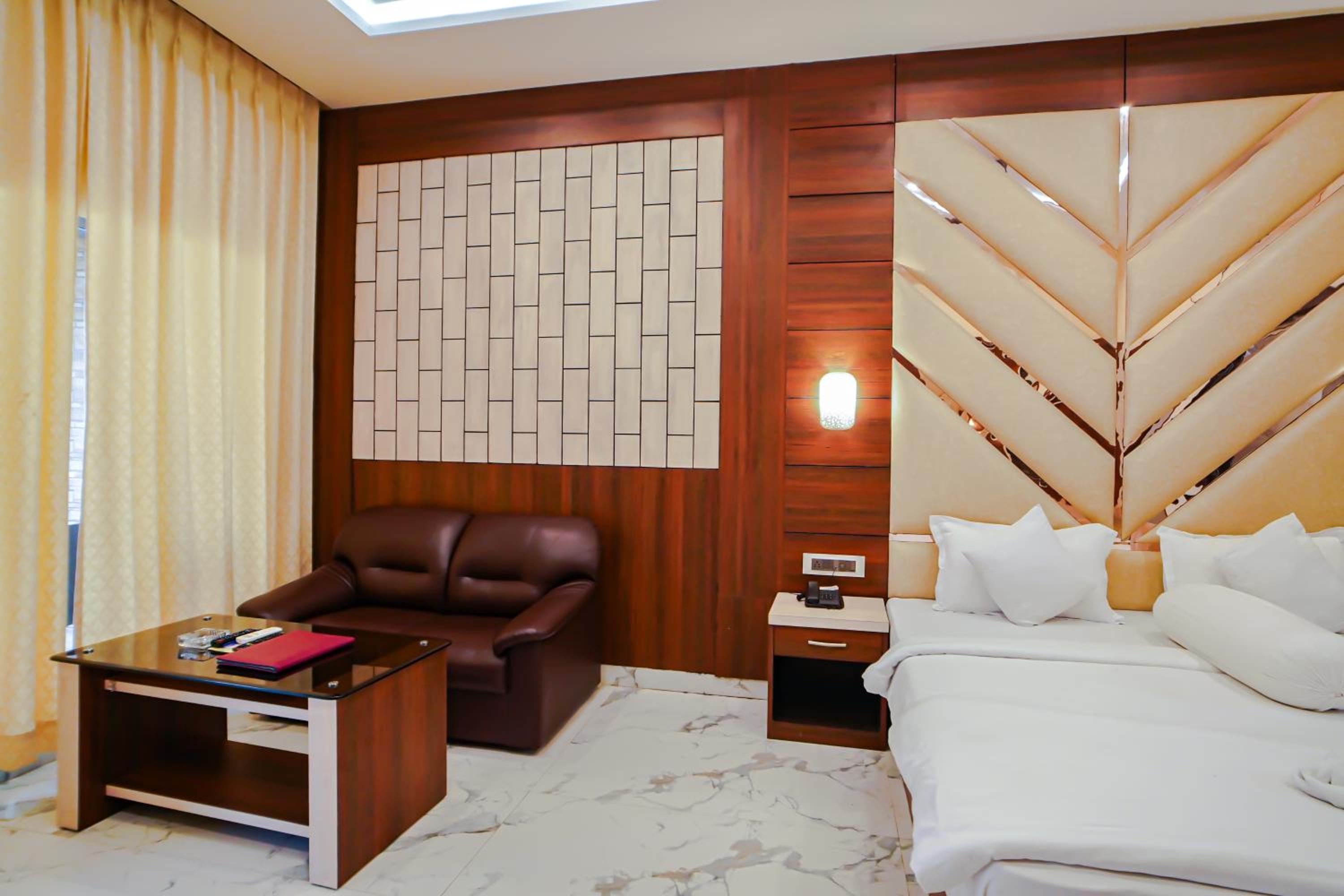 Deluxe Double Room with Balcony photo 2