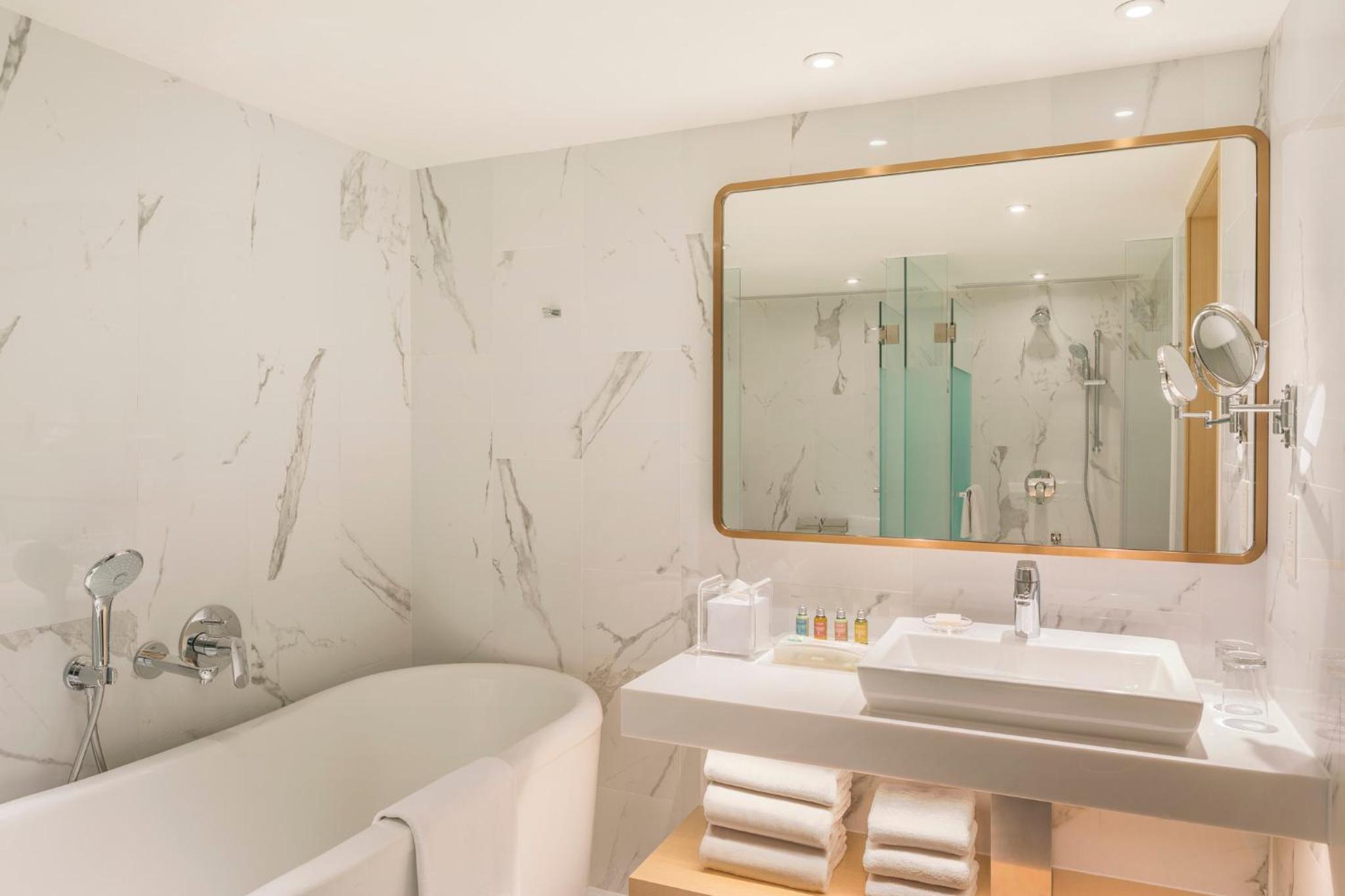 One-Bedroom Suite - Middle Floor