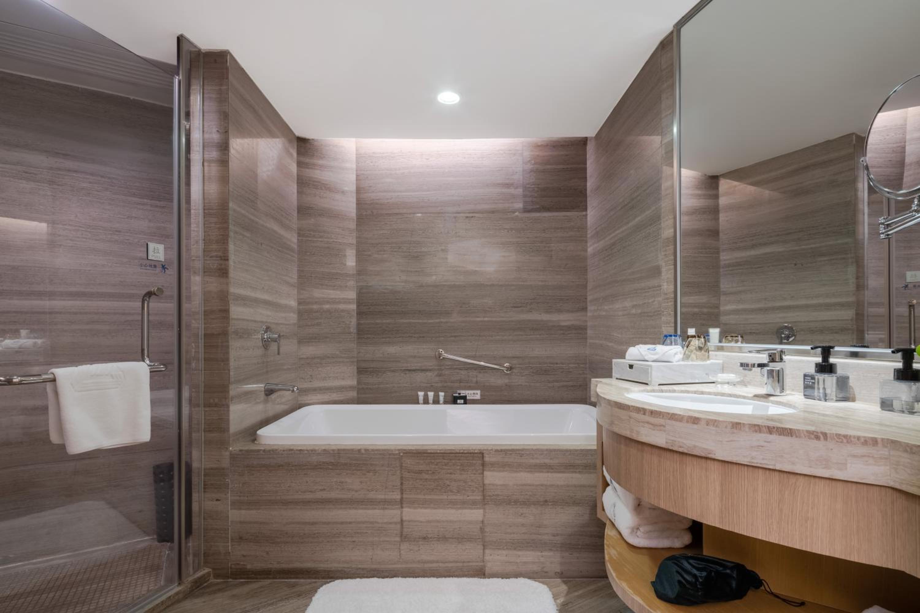 Executive Suite - Photo 4