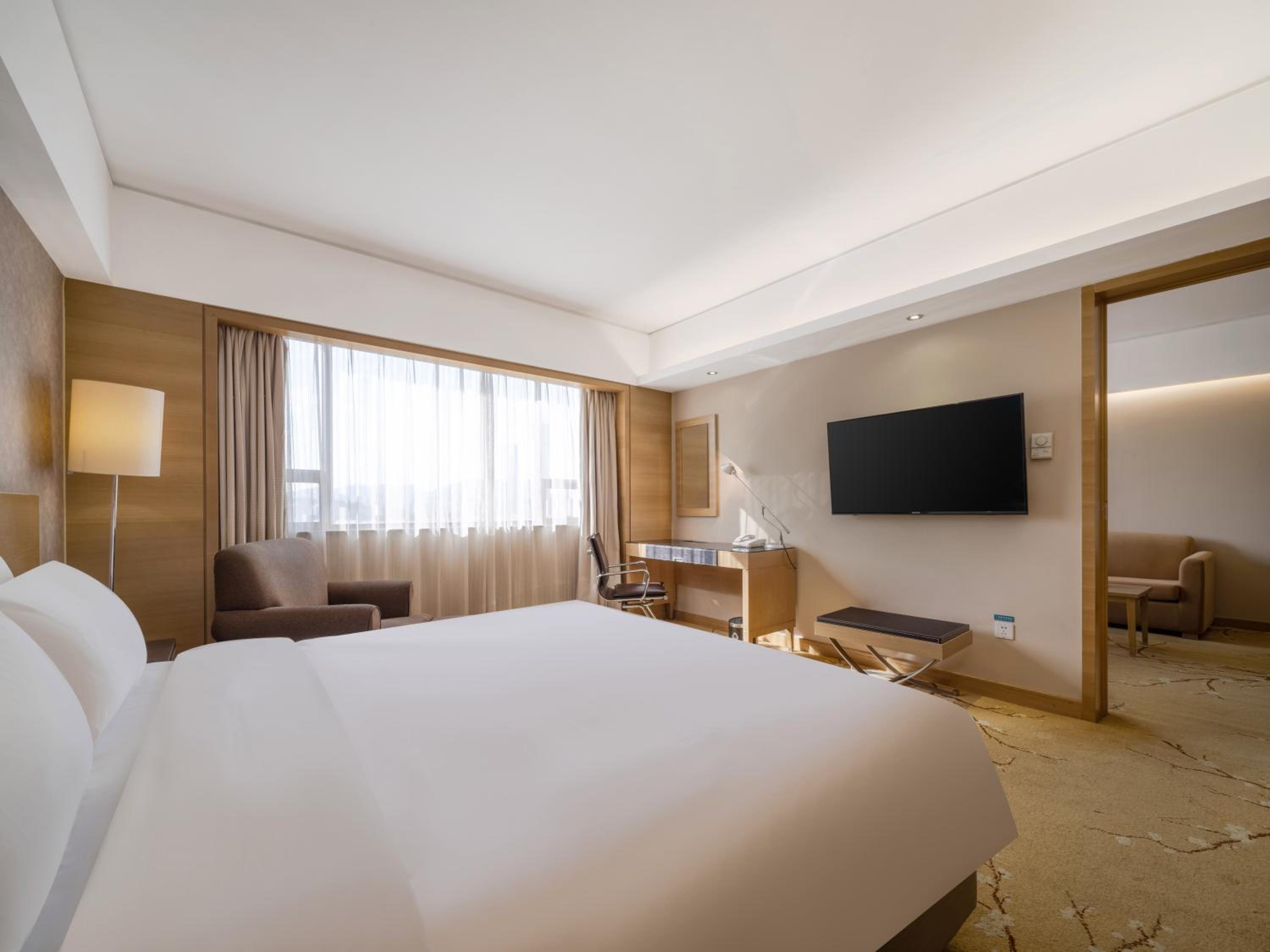 Executive Suite - Photo 3