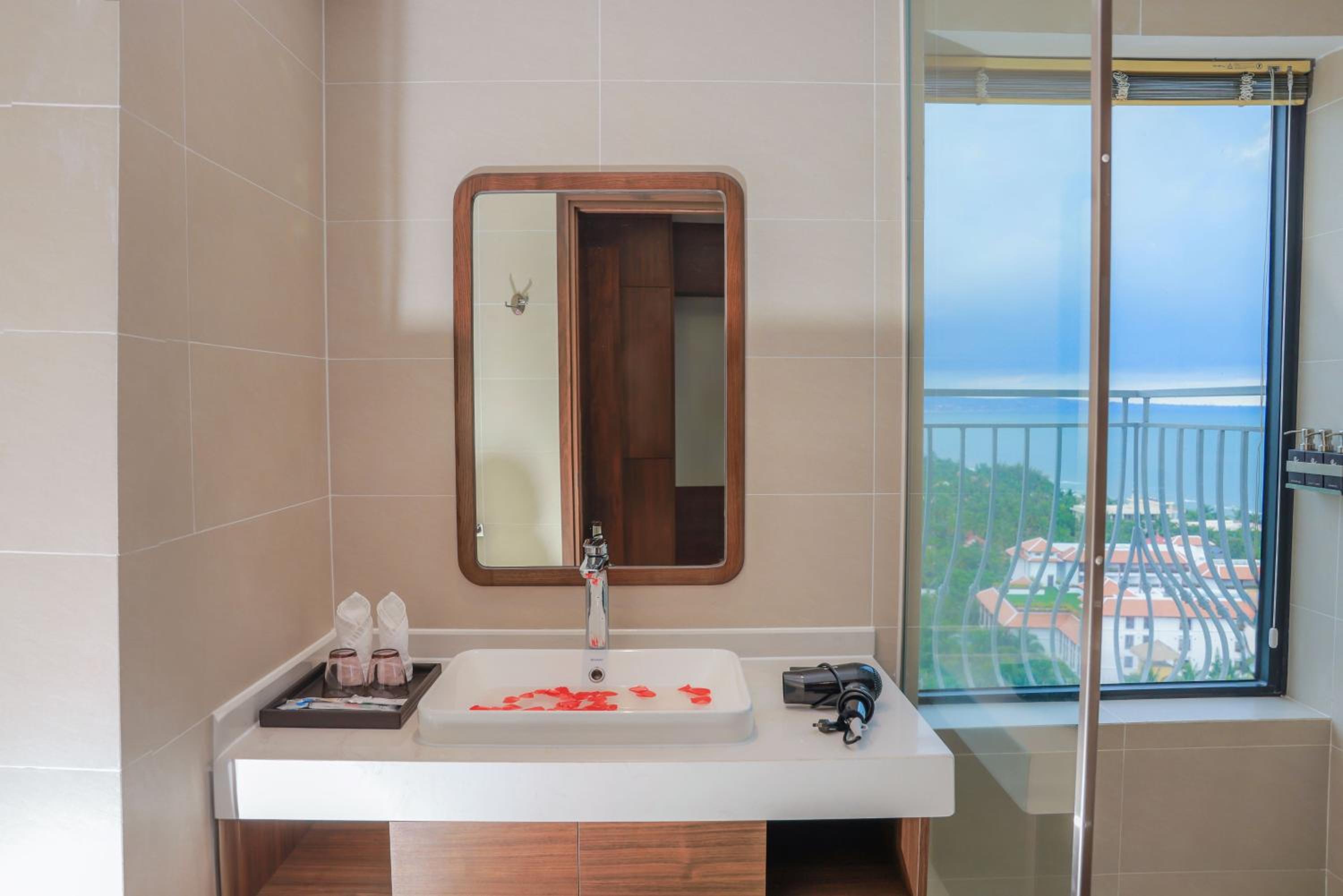Deluxe Double Partial Sea view with Balcony - Photo 7
