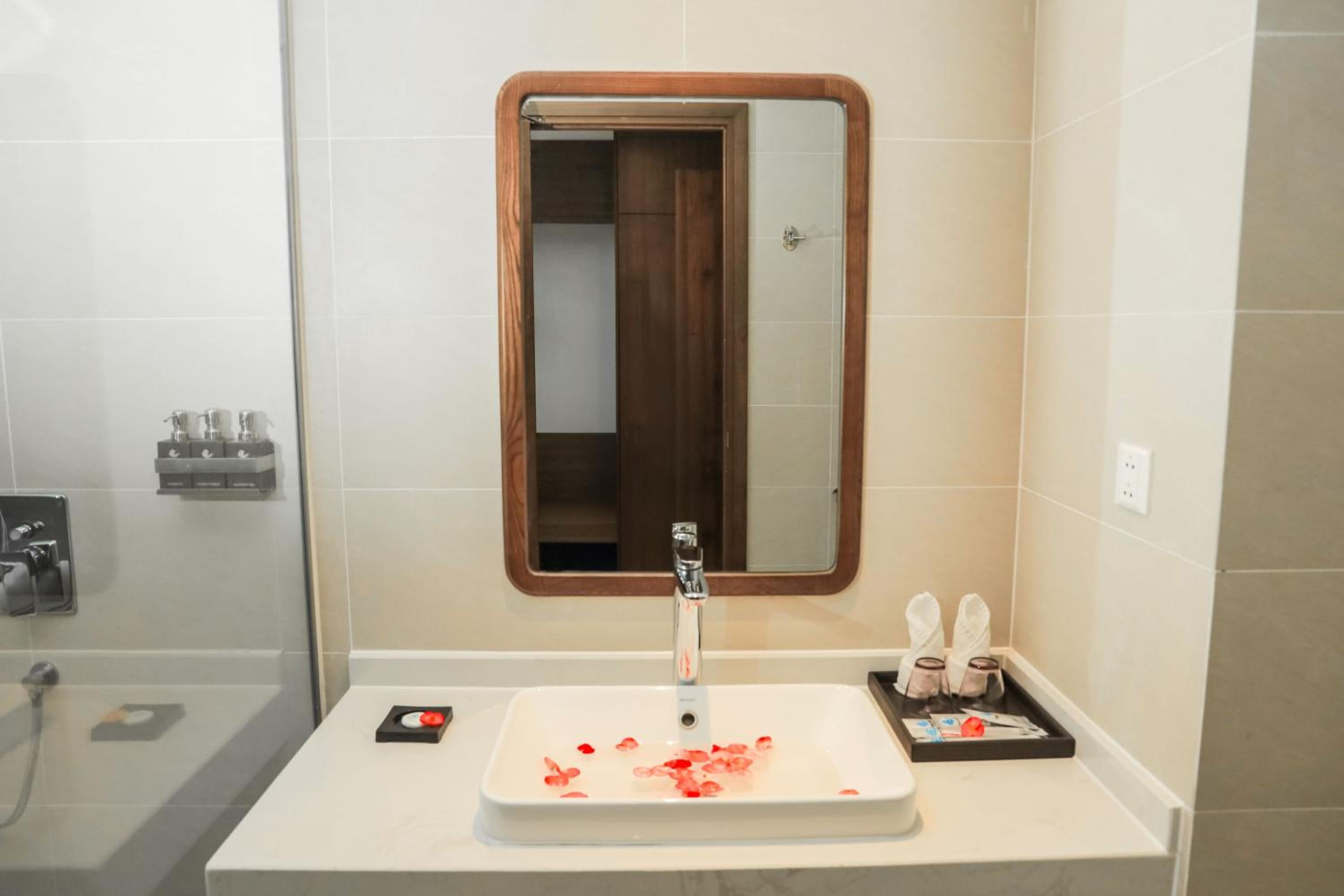 Deluxe Twin Partial Sea View with Balcony - Photo 3