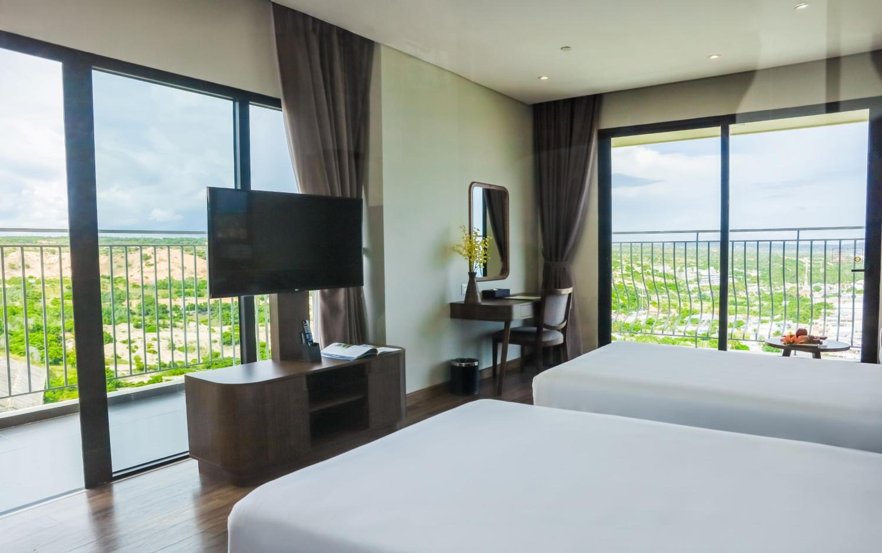 Premier Twin Seaview with Balcony - Photo 5