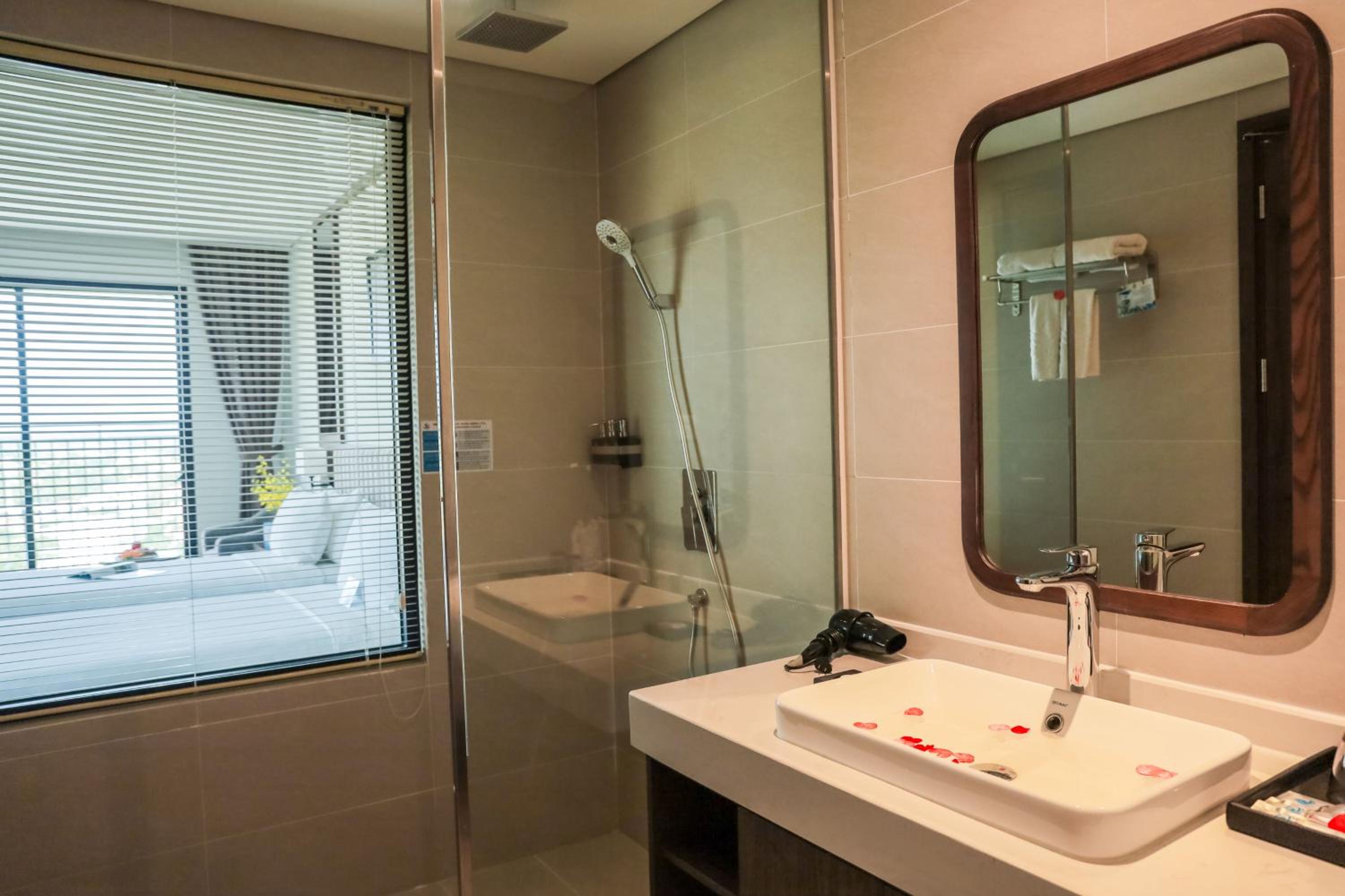 Premier Twin Seaview with Balcony - Photo 3