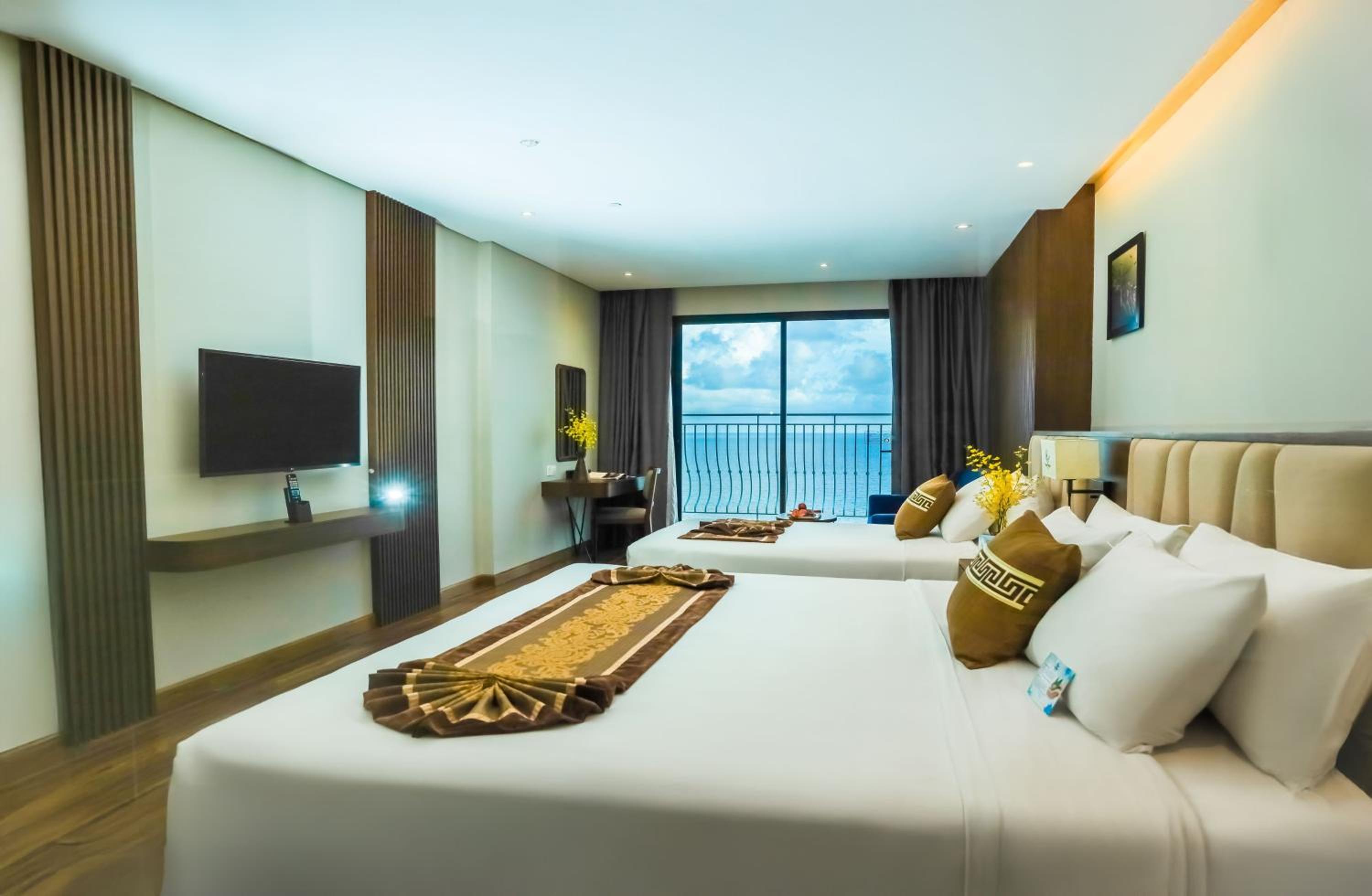Executive Triple Ocean view with Balcony - Photo 8