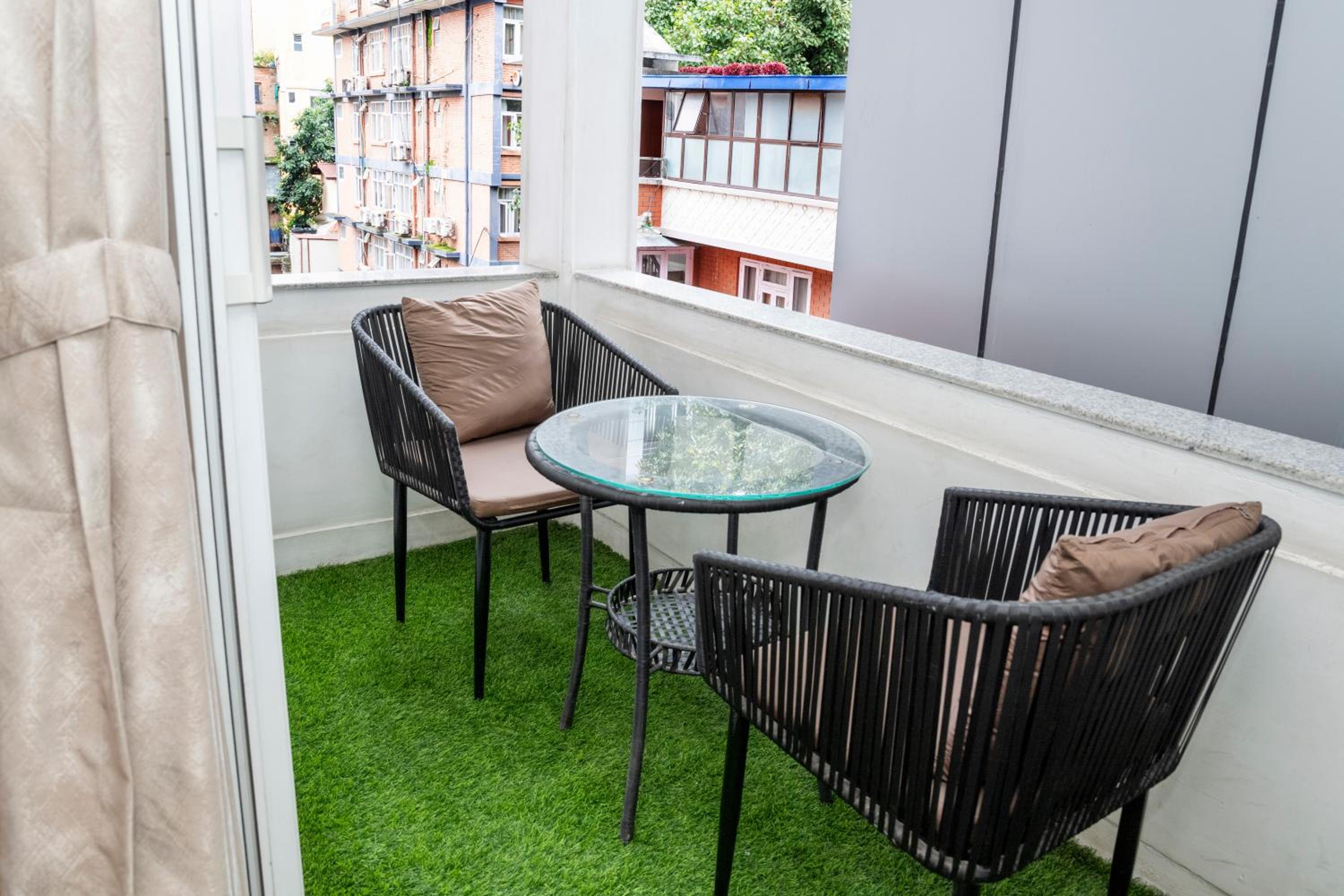 Suite with Balcony - Photo 3
