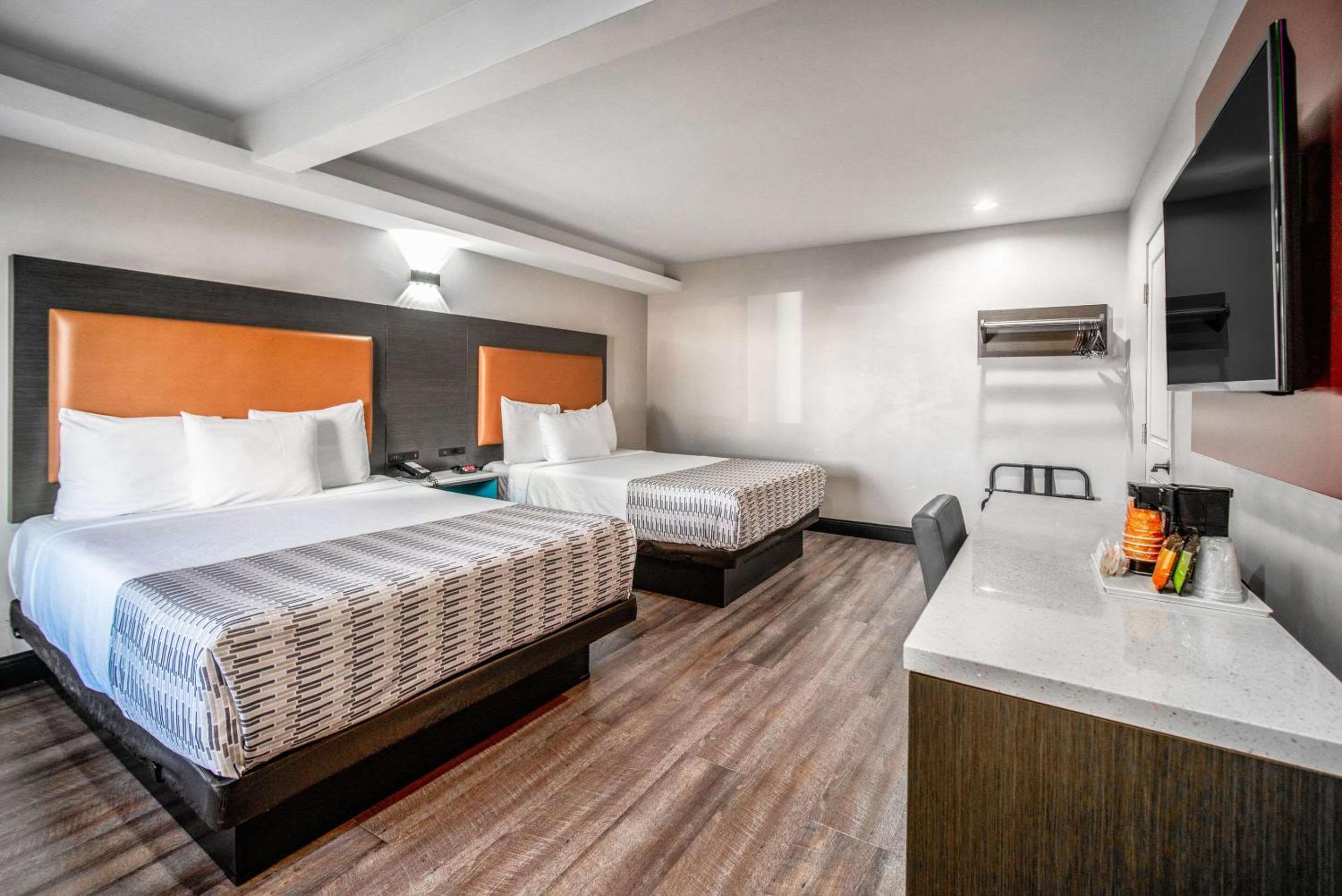 Queen Room with Two Queen Beds photo 1