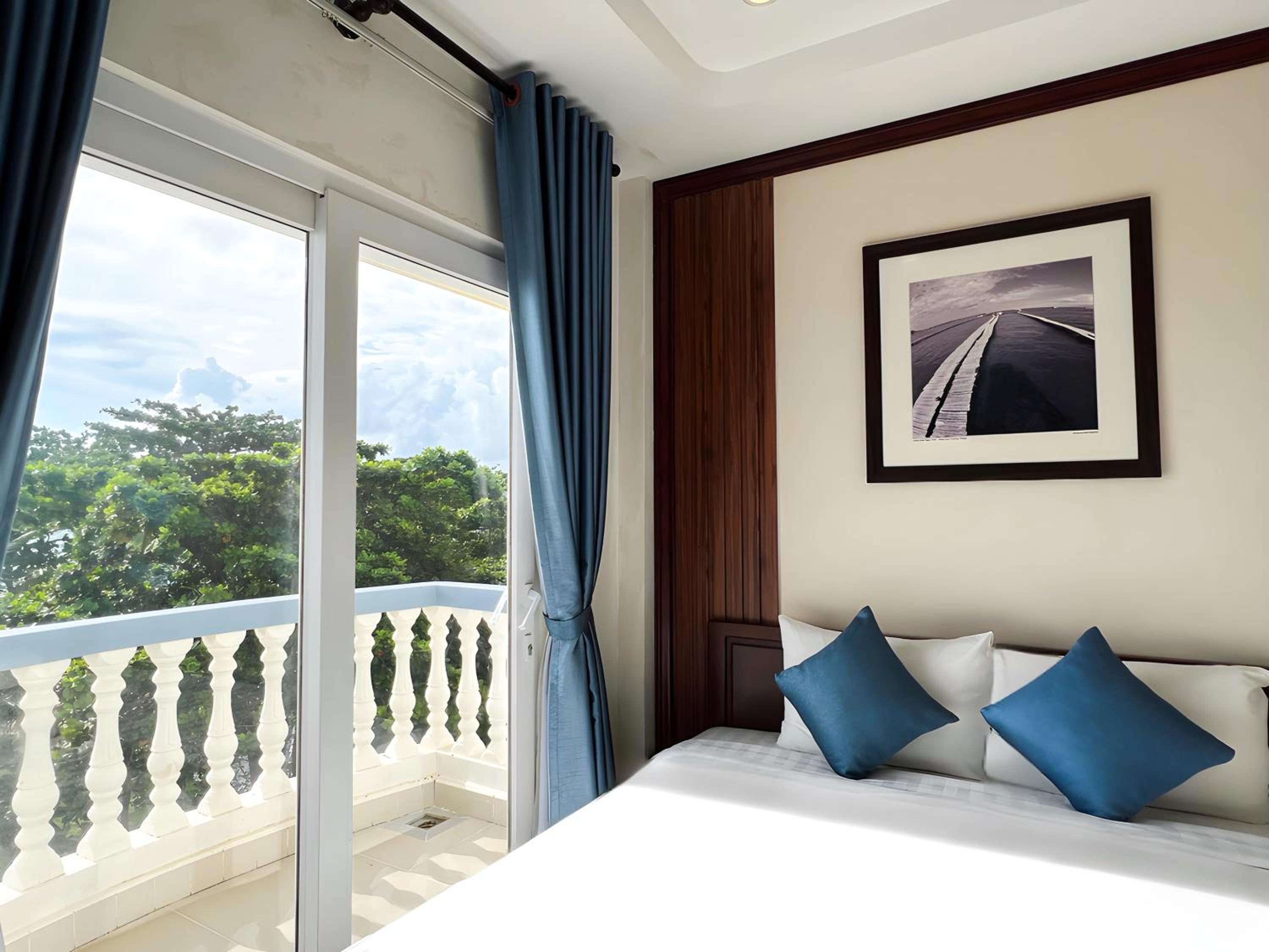 Family Suite with Balcony - Photo 1