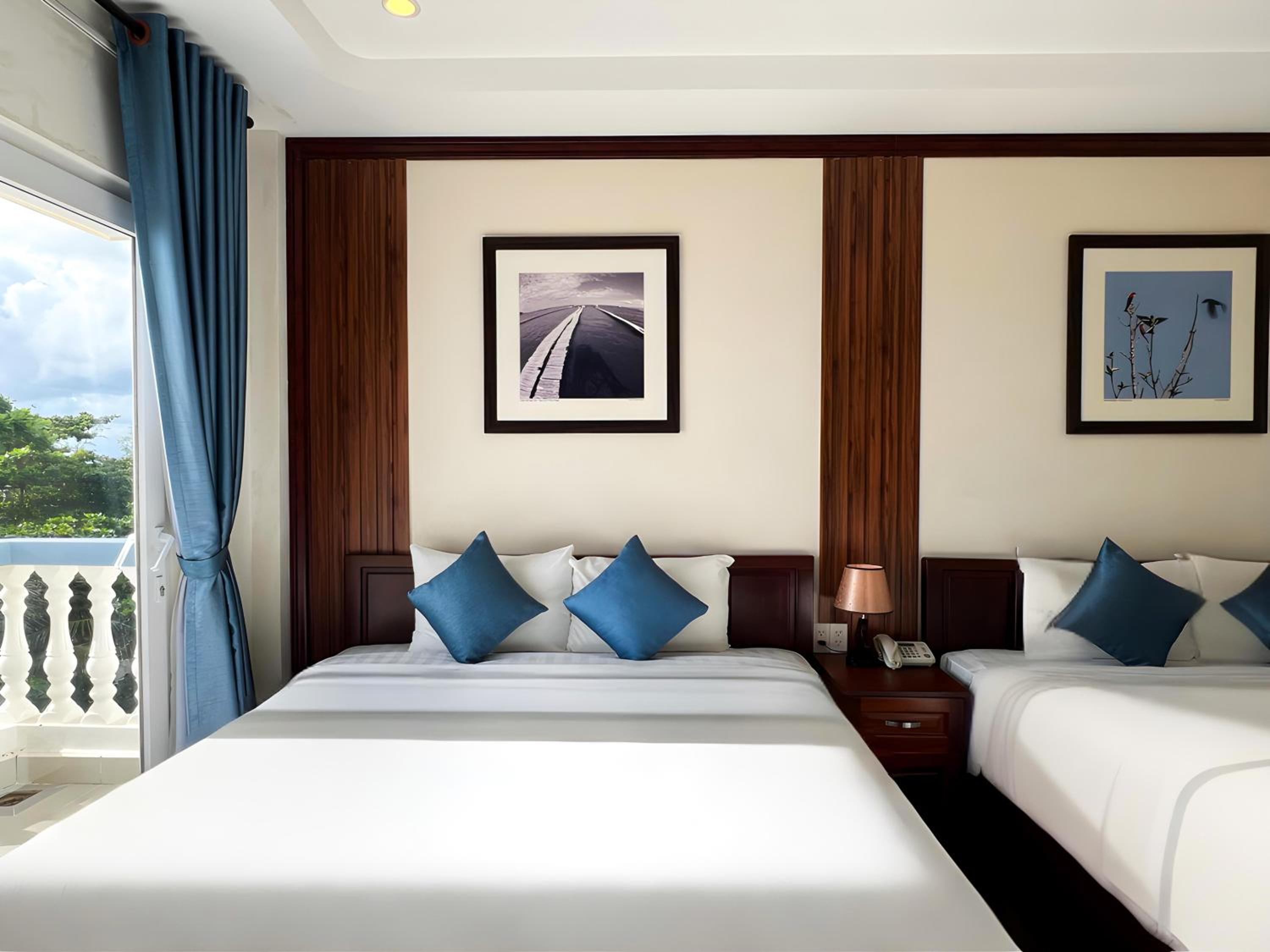 Family Suite with Balcony - Photo 4