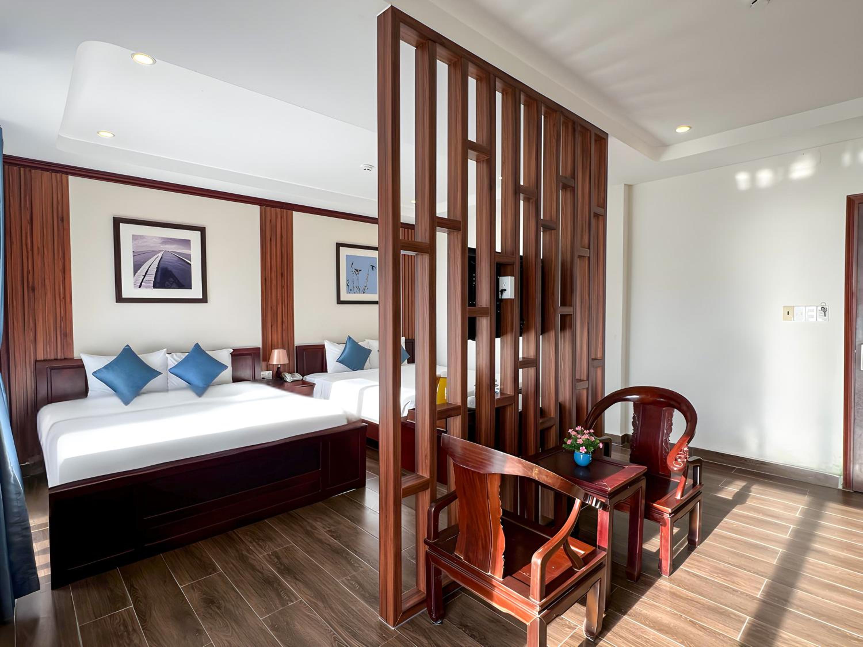 Family Suite with Balcony - Photo 5