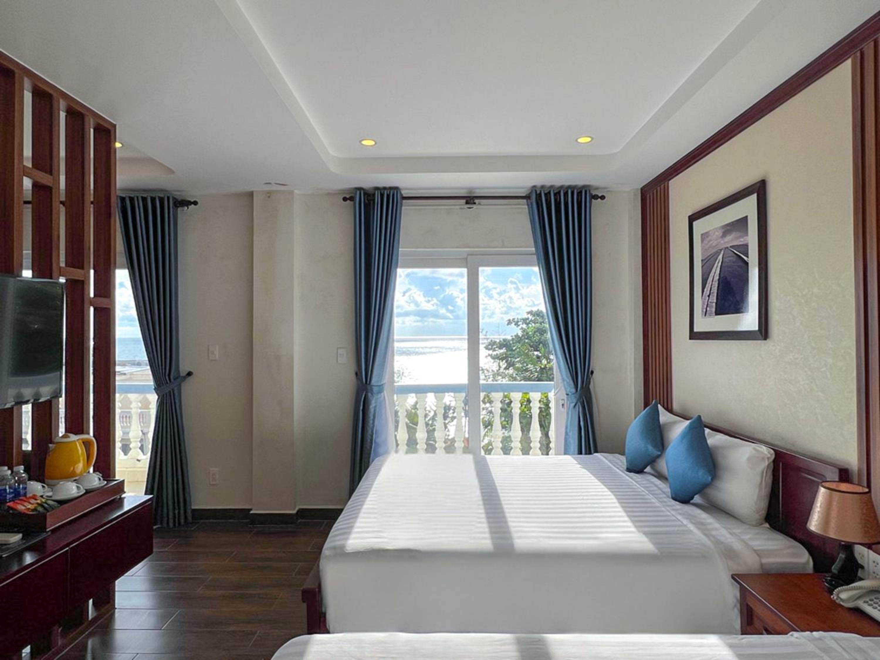 Family Suite with Balcony - Photo 6