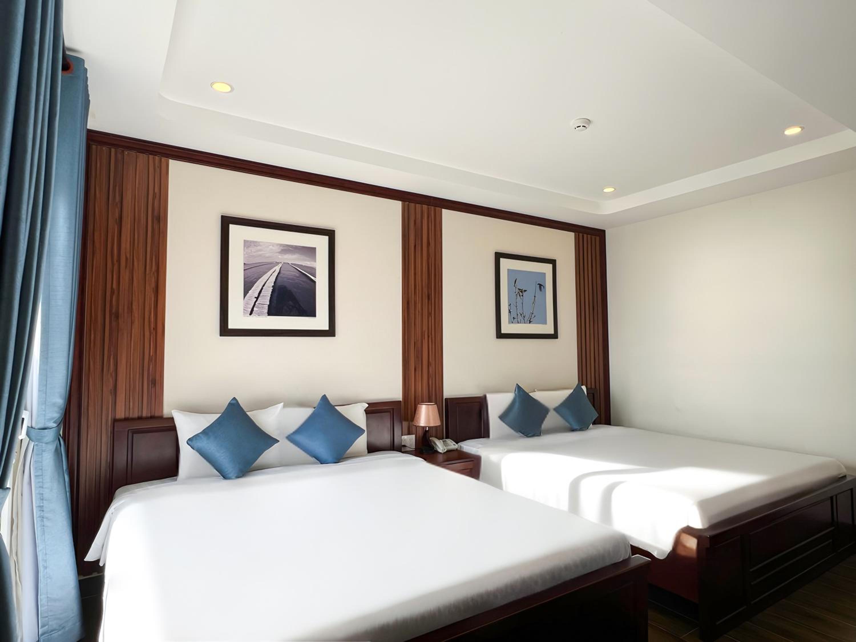 Family Suite with Balcony - Photo 2