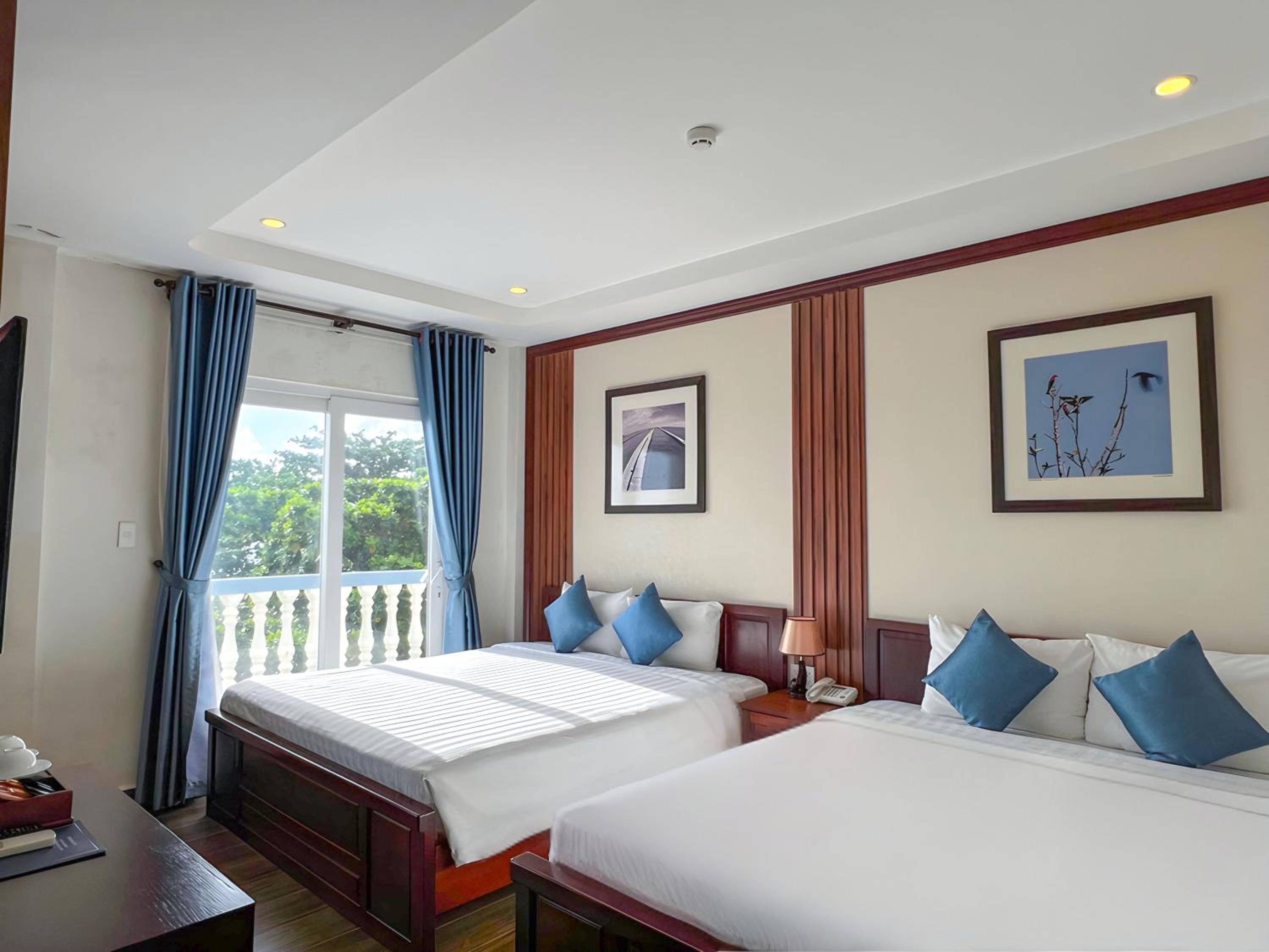 Family Suite with Balcony - Photo 7