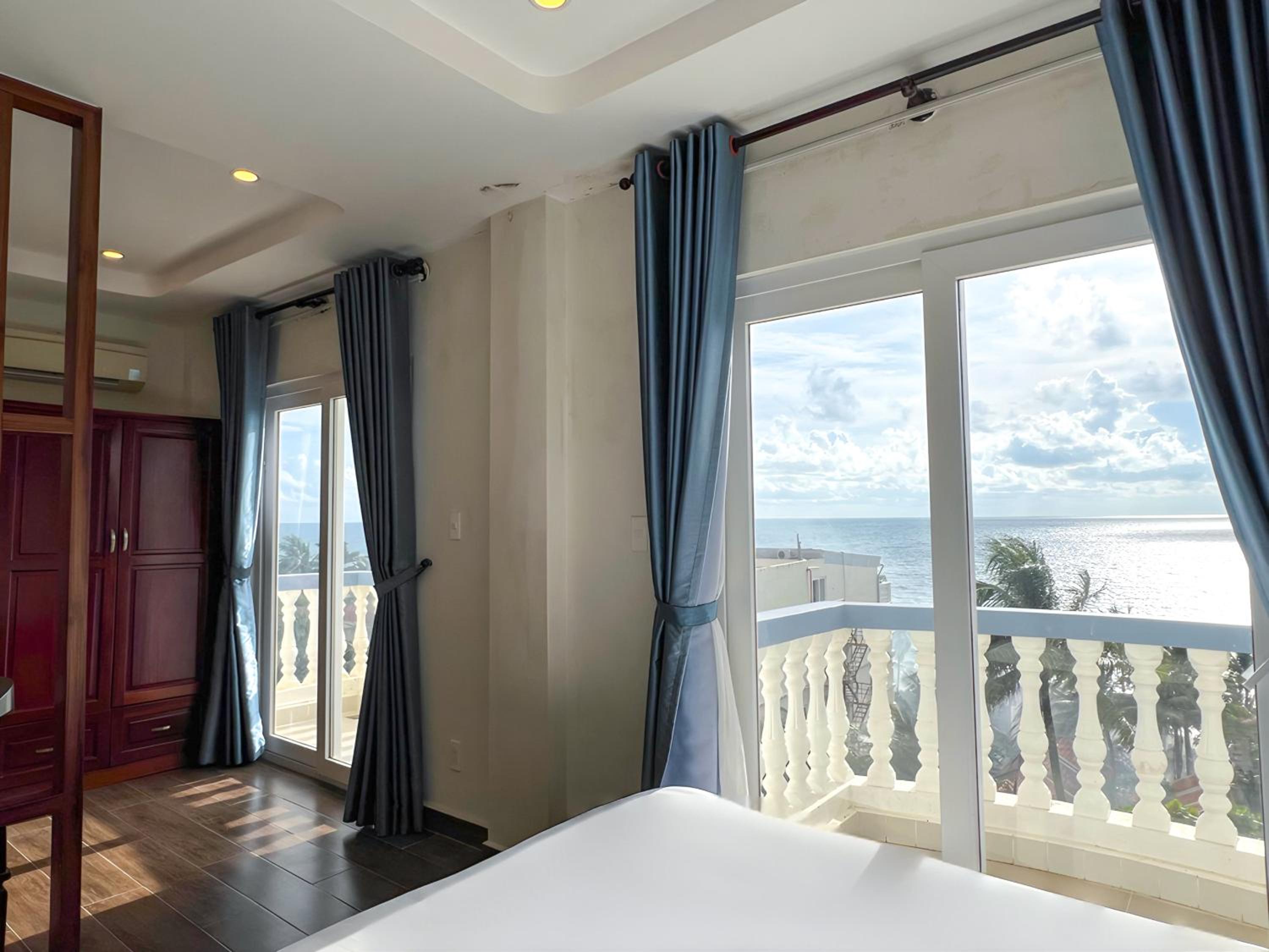 Family Suite with Balcony - Photo 8