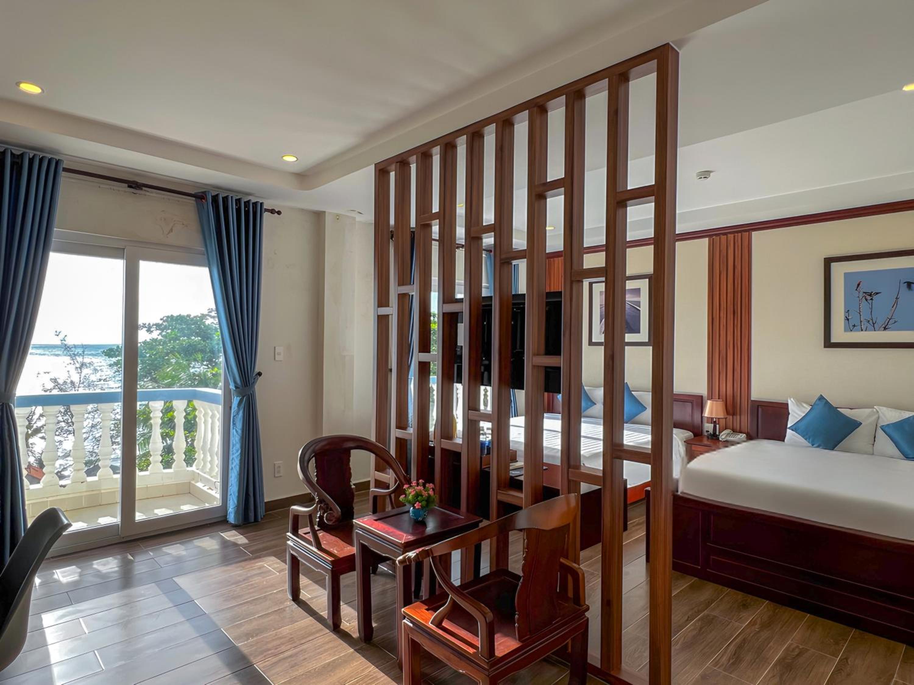 Family Suite with Balcony - Photo 9