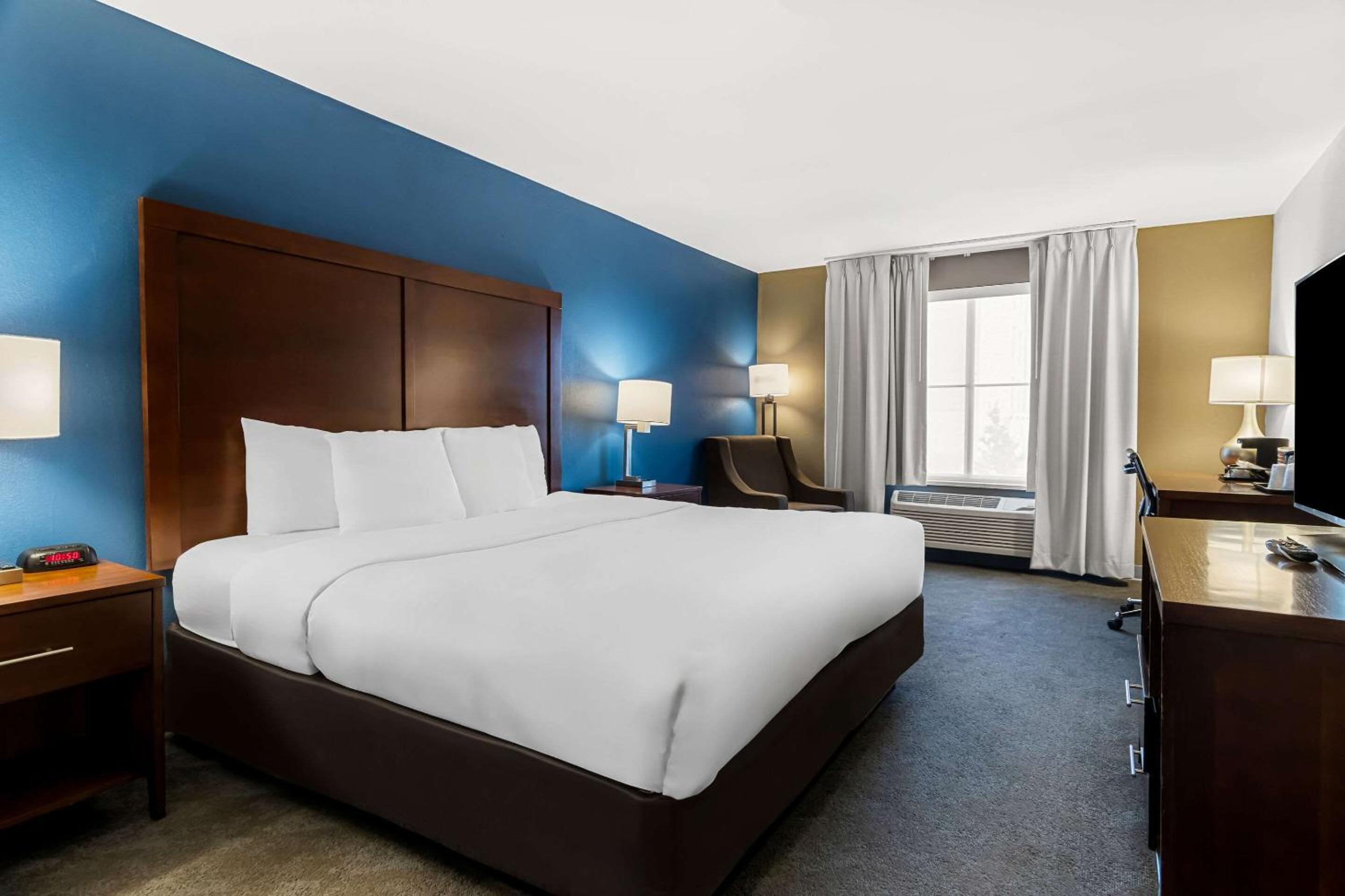 Standard King Room - Non-Smoking  - Photo 1