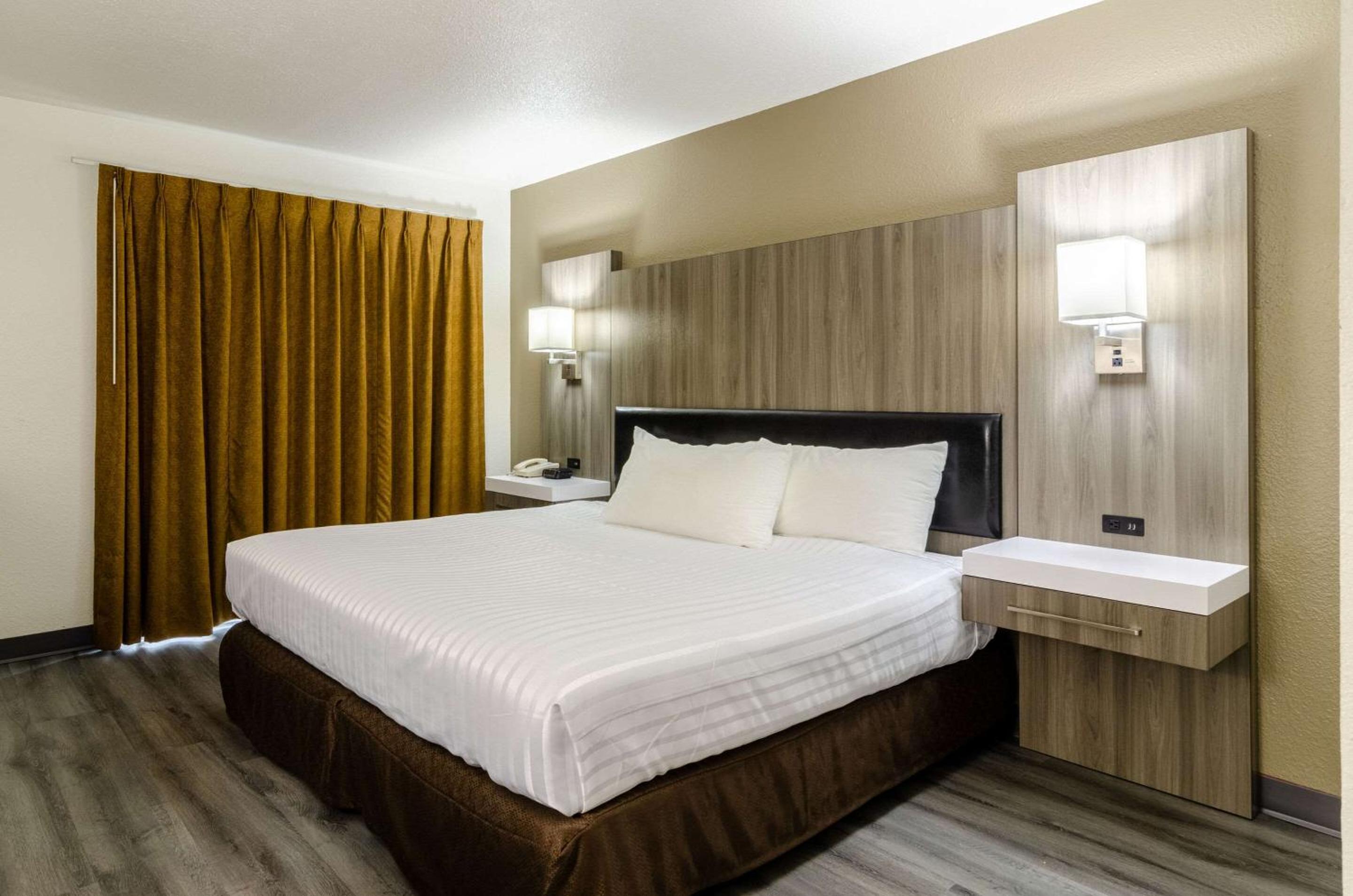 King Room - Non-Smoking photo 1