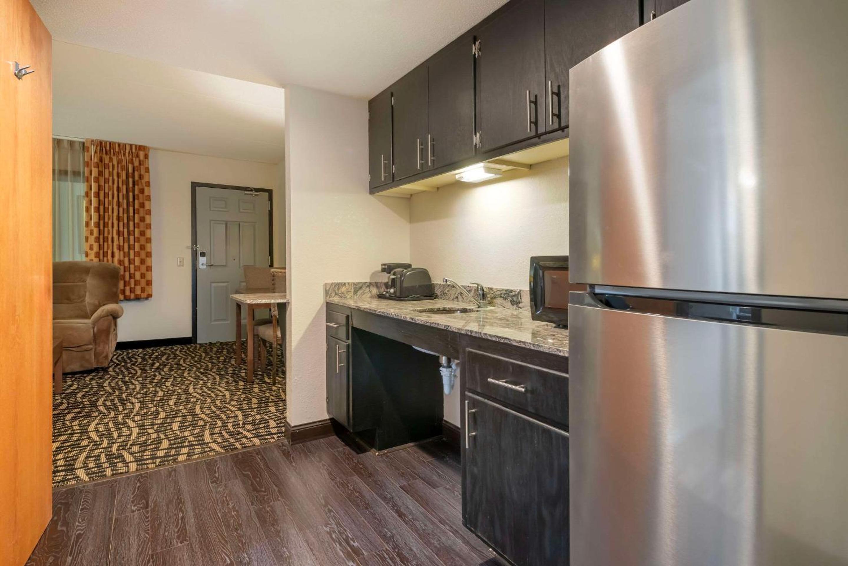 King Suite - Accessible/Non-Smoking - Photo 2