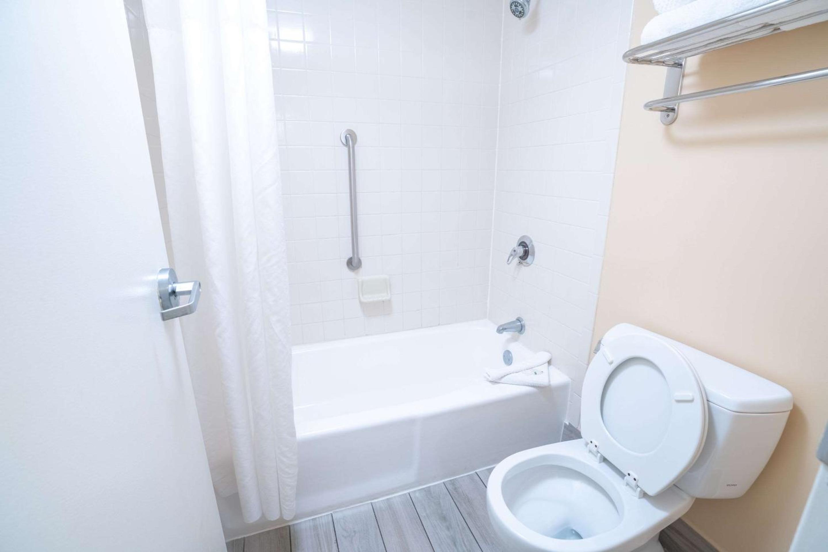 King Room - Non-Smoking - Photo 7