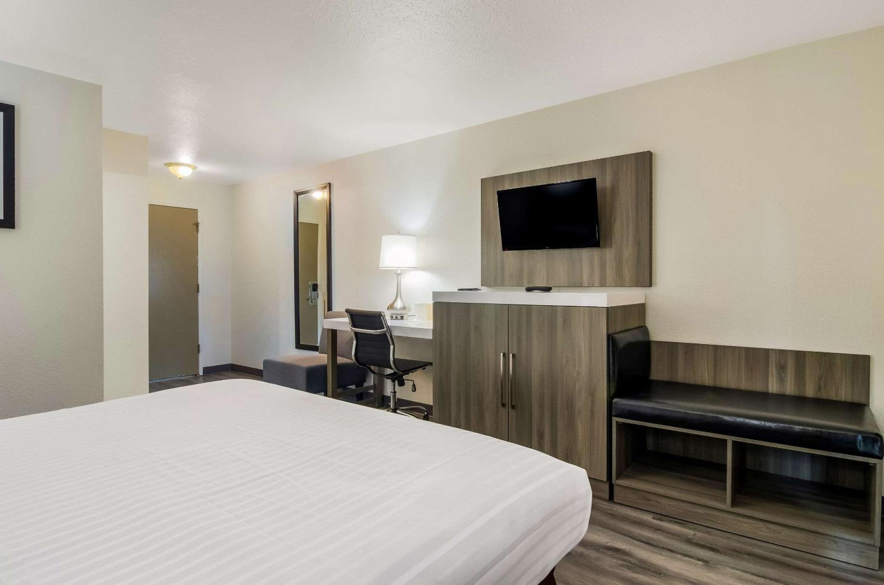 Standard King Room - Non-Smoking  photo 3