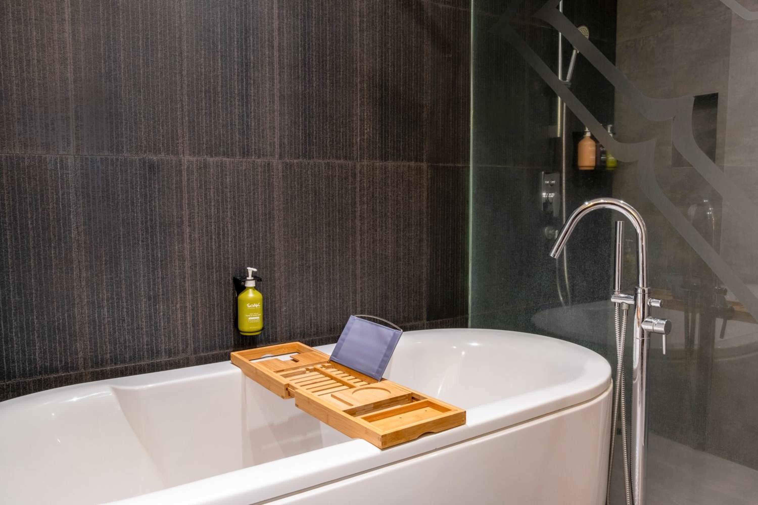 Standard Twin Room with Bathtub - Central Building photo 2