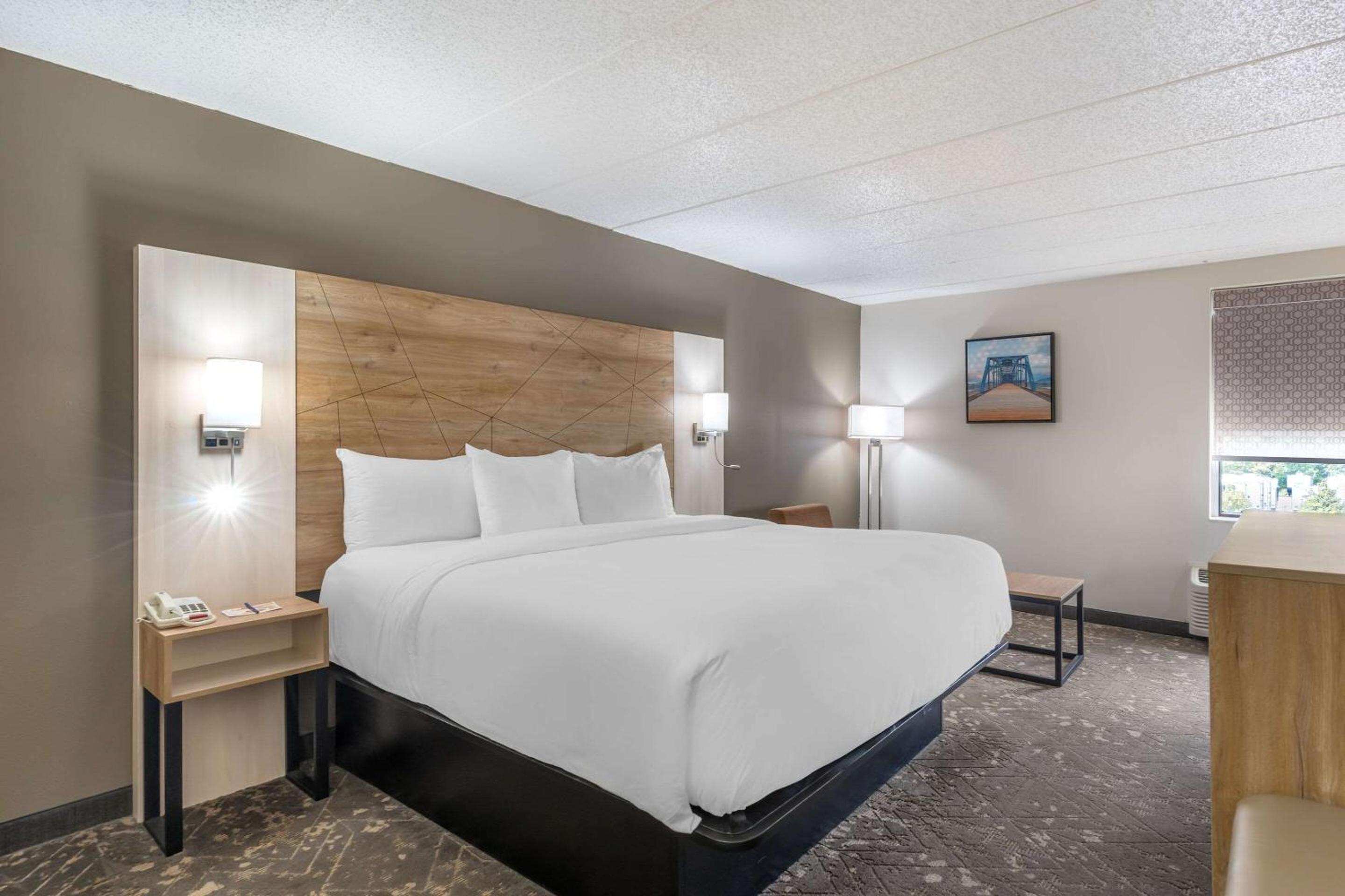 King Room with Tub - Disability Access/Non Smoking - Photo 1