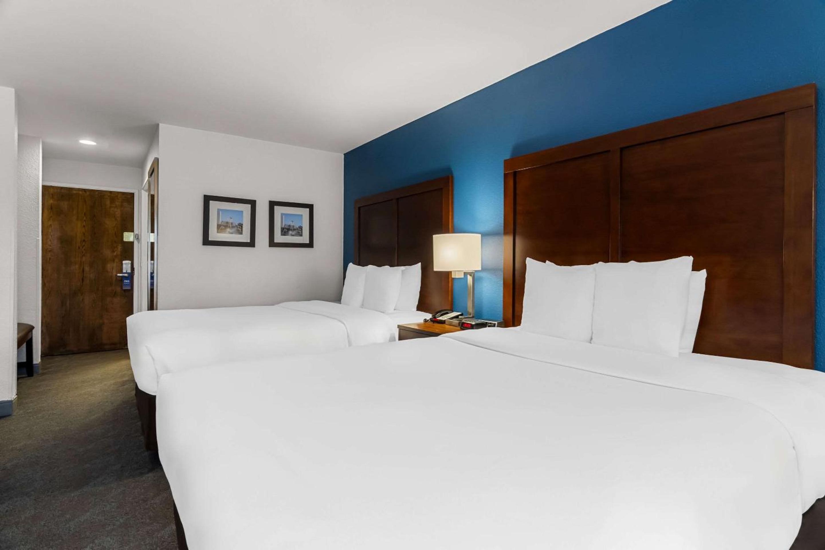 Queen Room with Two Queen Beds - Non-Smoking - Photo 2