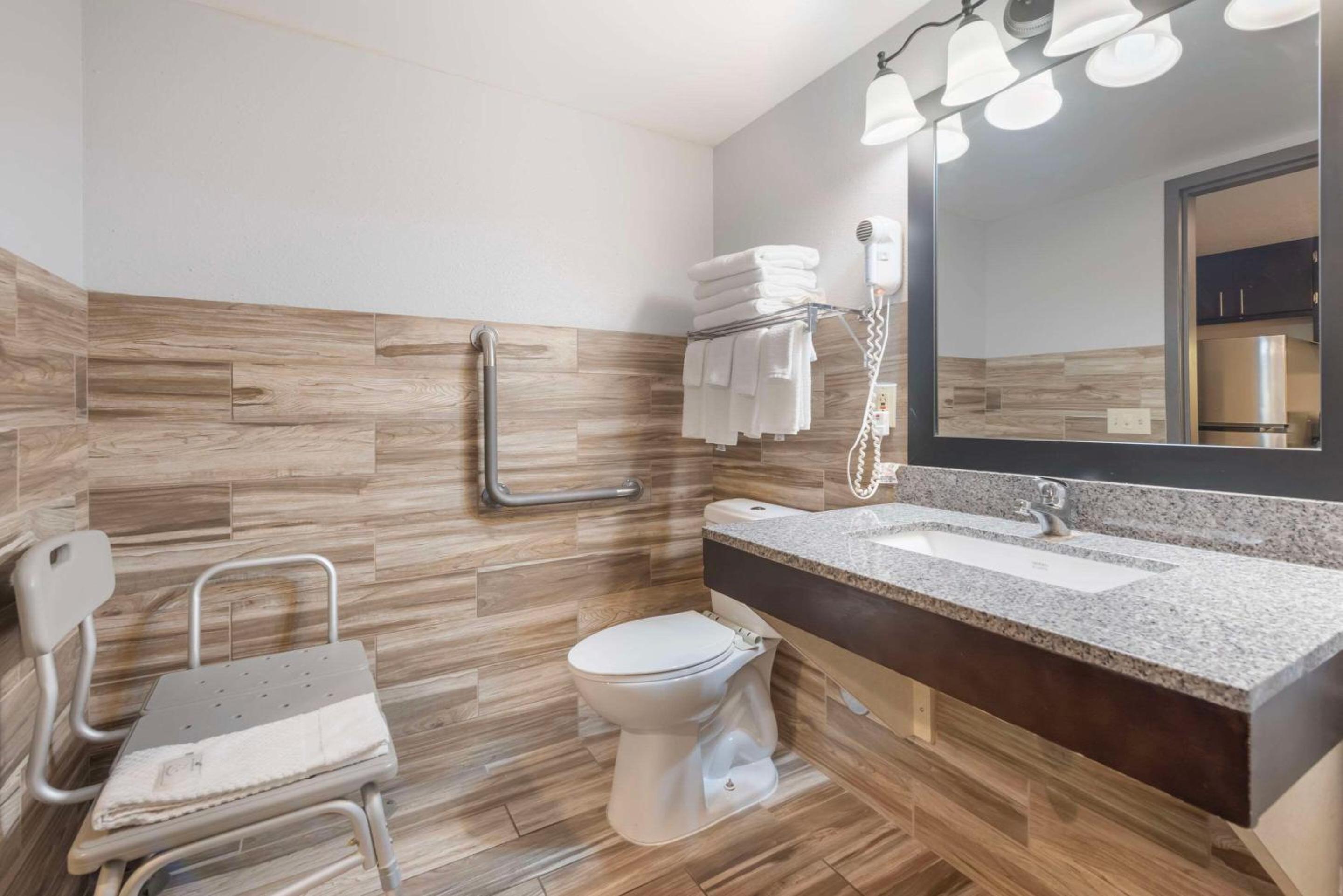 King Suite - Accessible/Non-Smoking - Photo 3