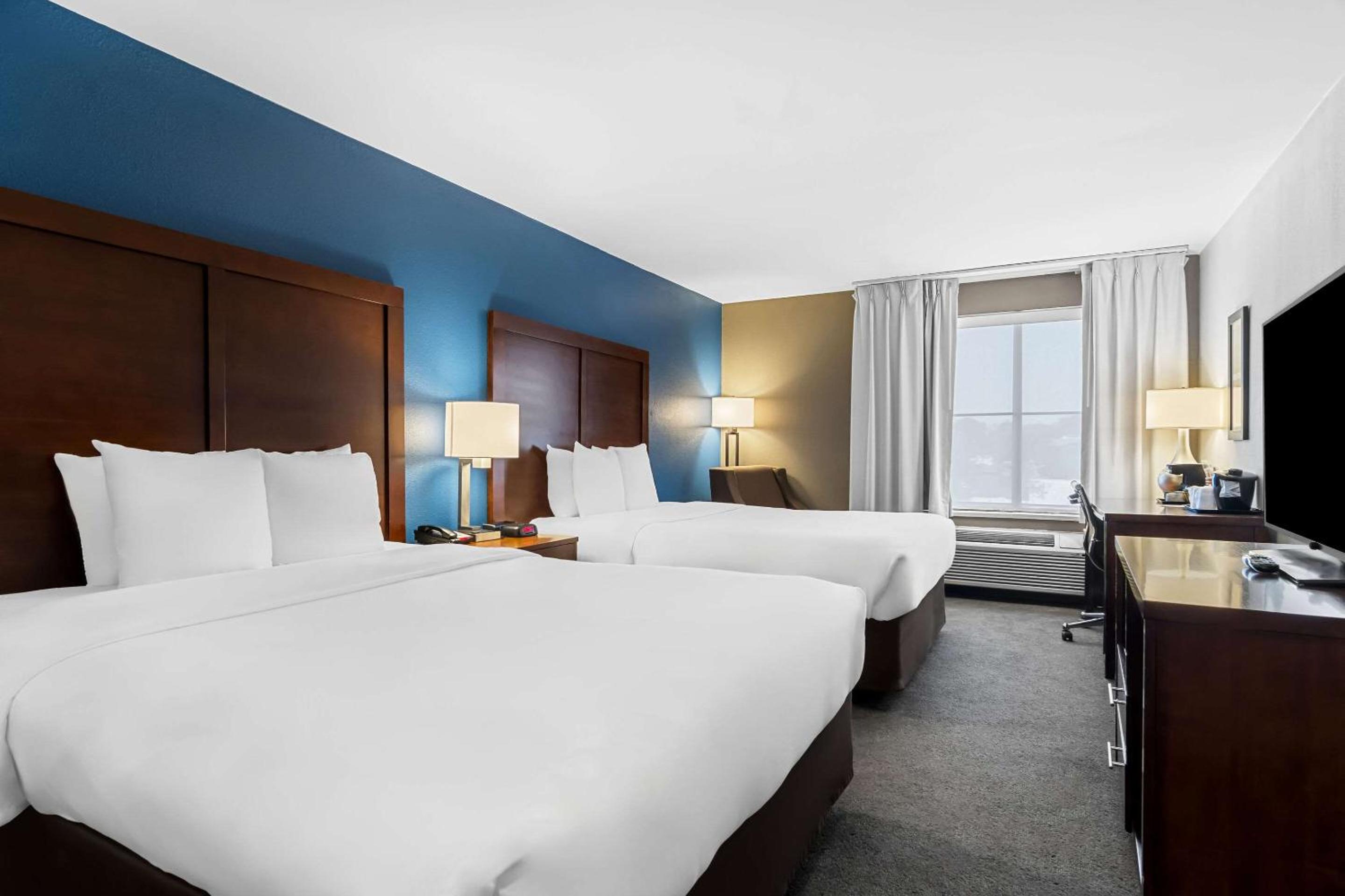 Queen Room with Two Queen Beds - Non-Smoking - Photo 1